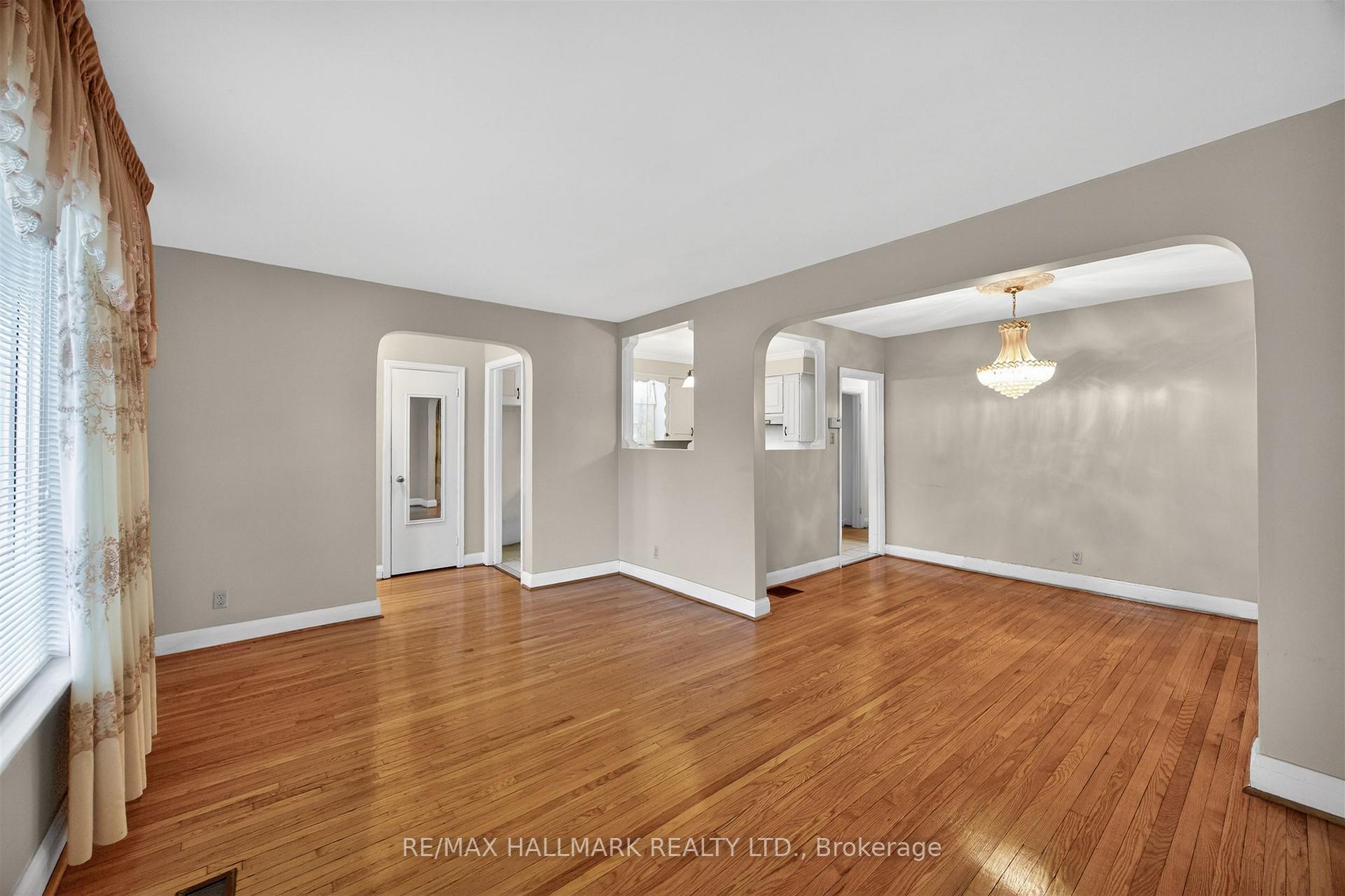 Photo 6 of 50 Dorking Crescent, North York, Downsview-Roding-CFB — HOMEH