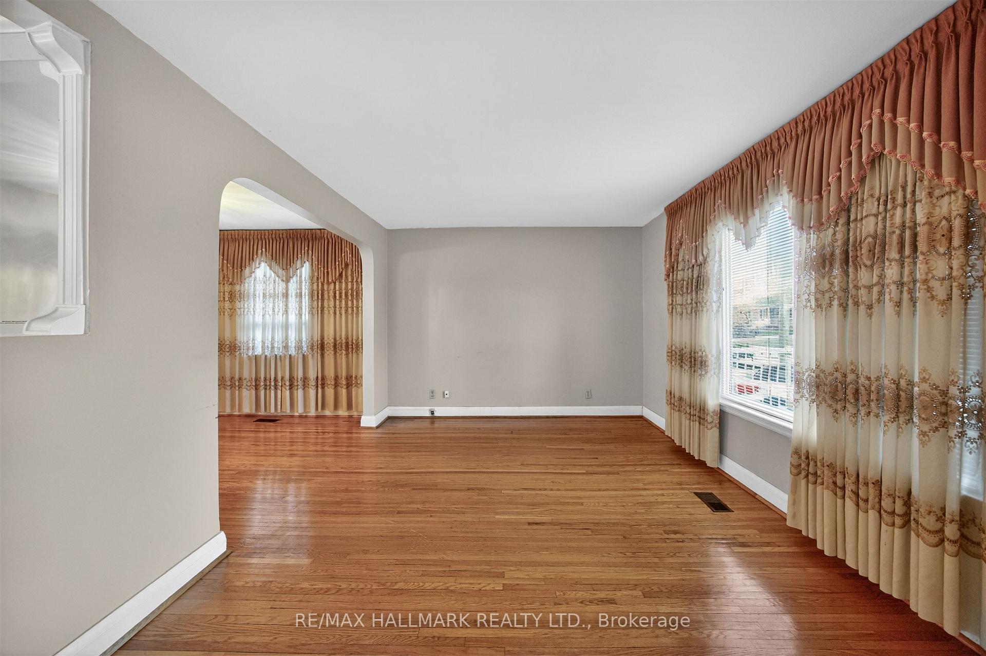 Photo 8 of 50 Dorking Crescent, North York, Downsview-Roding-CFB — HOMEH