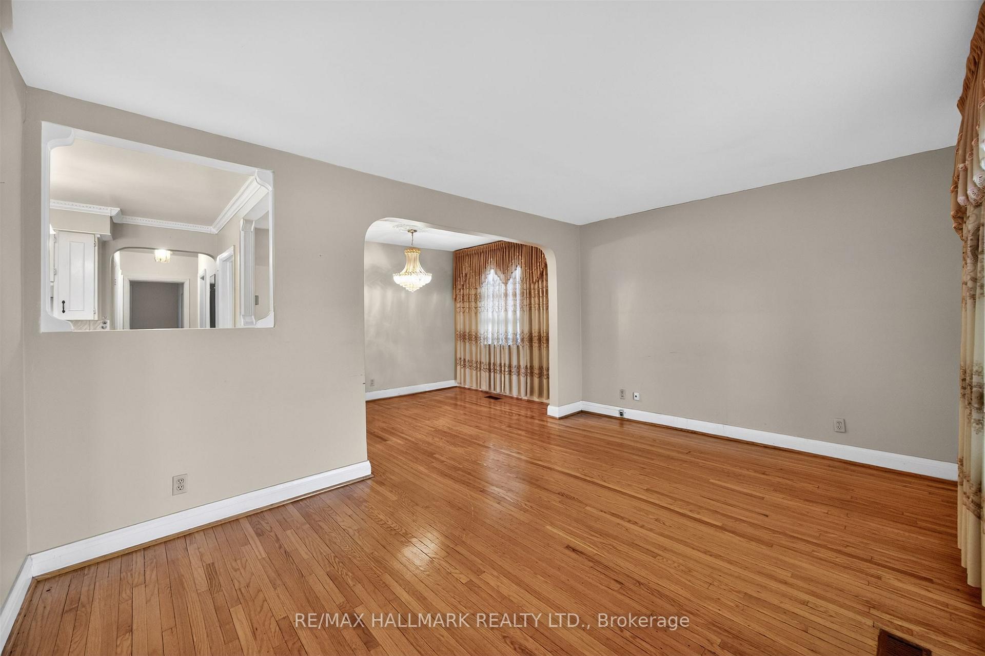 Photo 9 of 50 Dorking Crescent, North York, Downsview-Roding-CFB — HOMEH