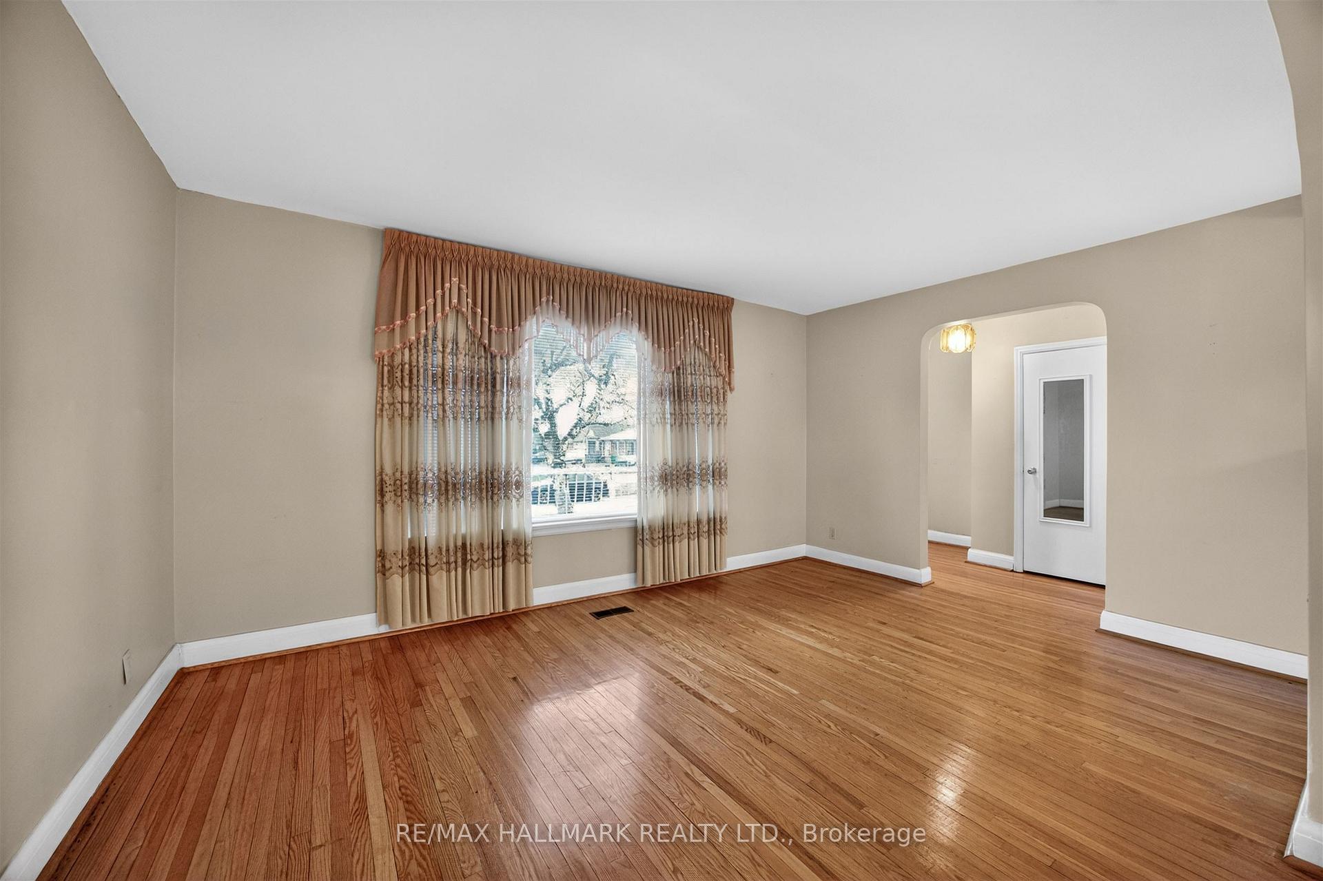 Photo 10 of 50 Dorking Crescent, North York, Downsview-Roding-CFB — HOMEH