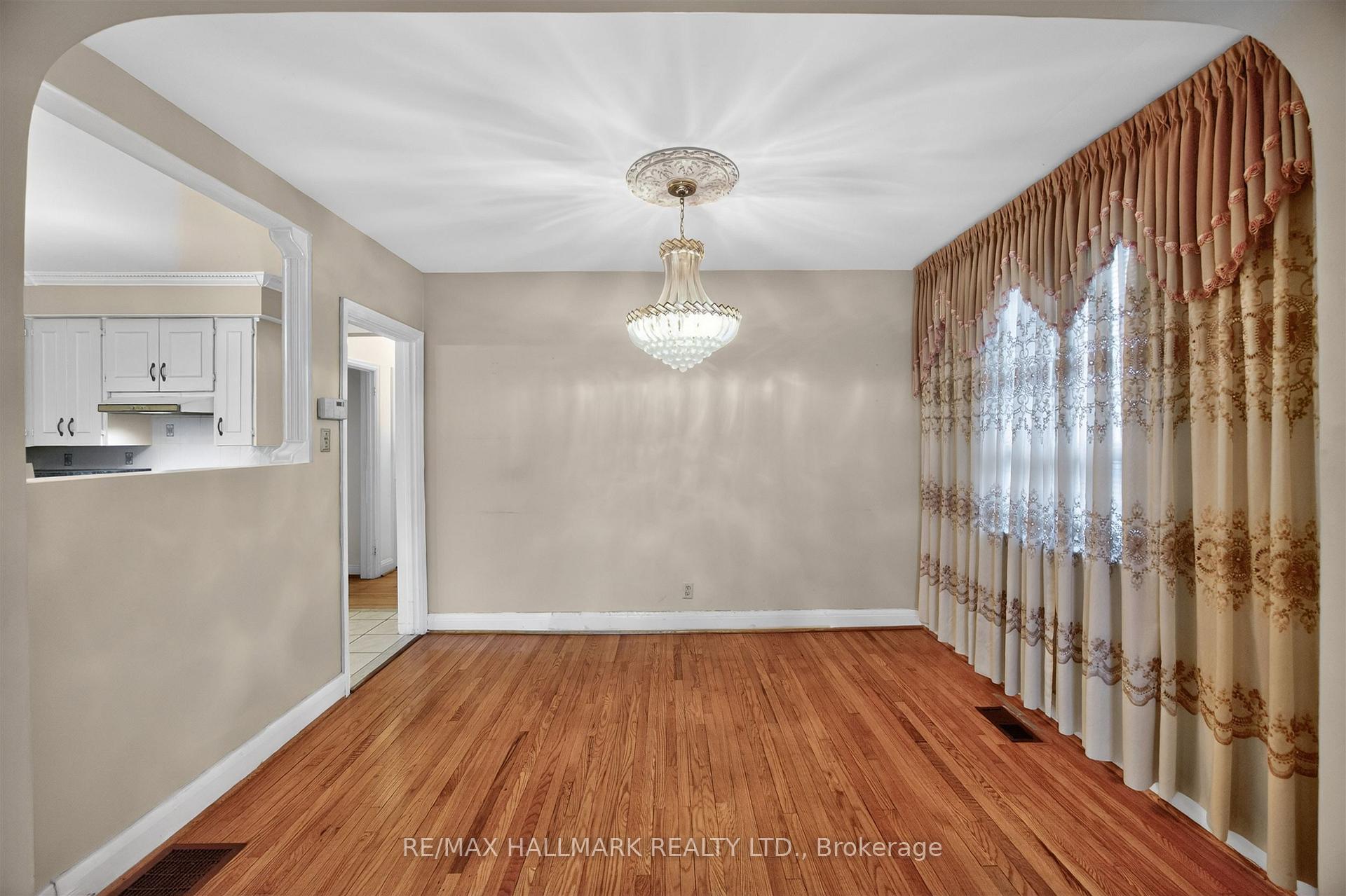 Photo 11 of 50 Dorking Crescent, North York, Downsview-Roding-CFB — HOMEH