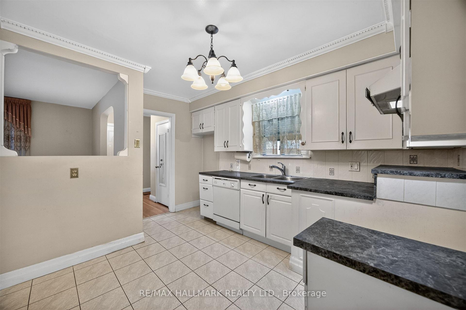 Photo 12 of 50 Dorking Crescent, North York, Downsview-Roding-CFB — HOMEH