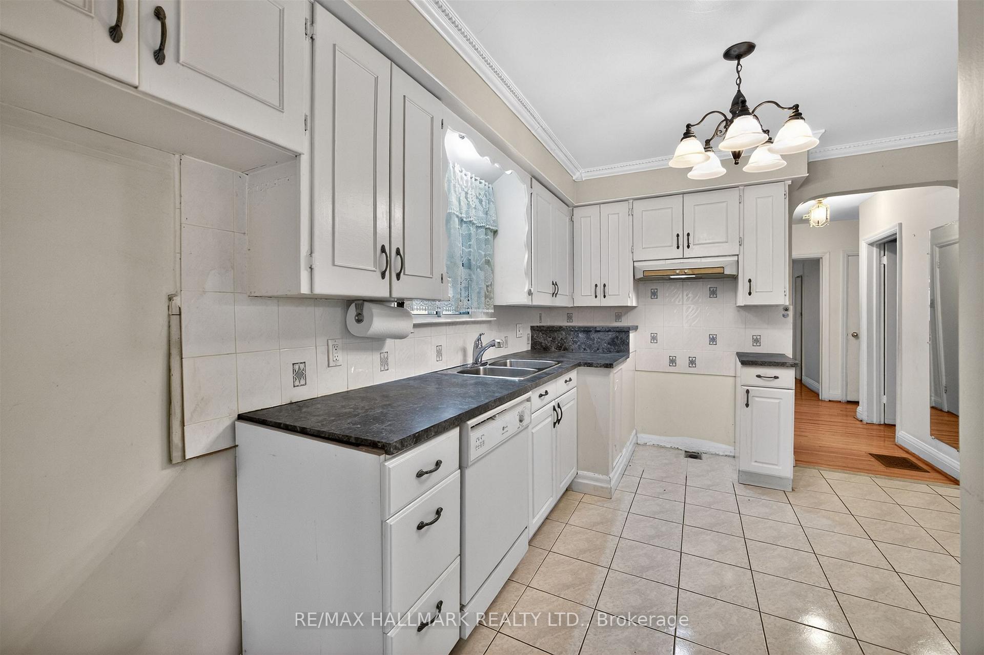 Photo 14 of 50 Dorking Crescent, North York, Downsview-Roding-CFB — HOMEH