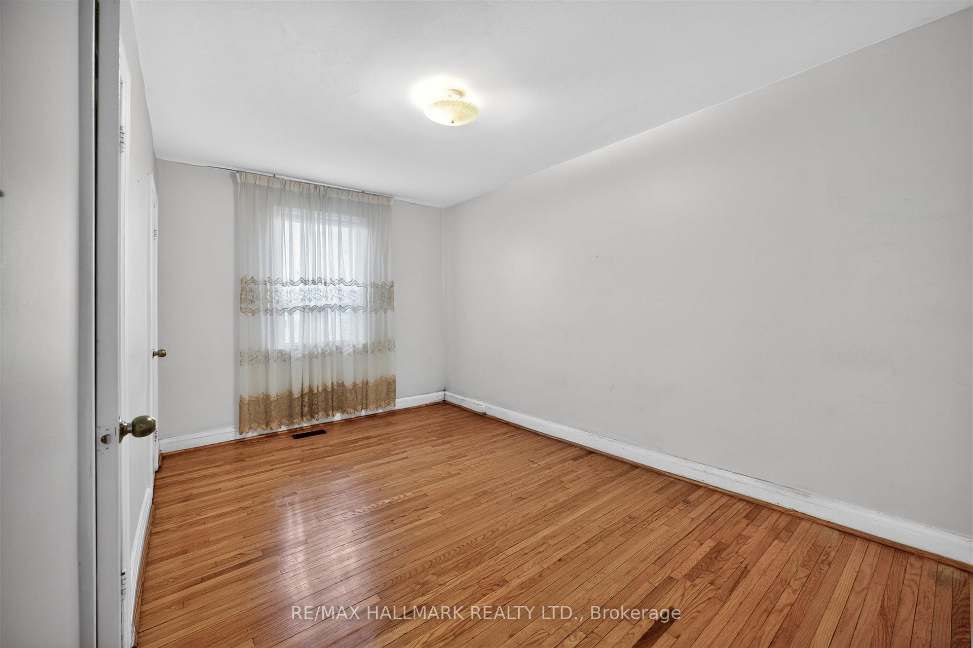 Photo 15 of 50 Dorking Crescent, North York, Downsview-Roding-CFB — HOMEH