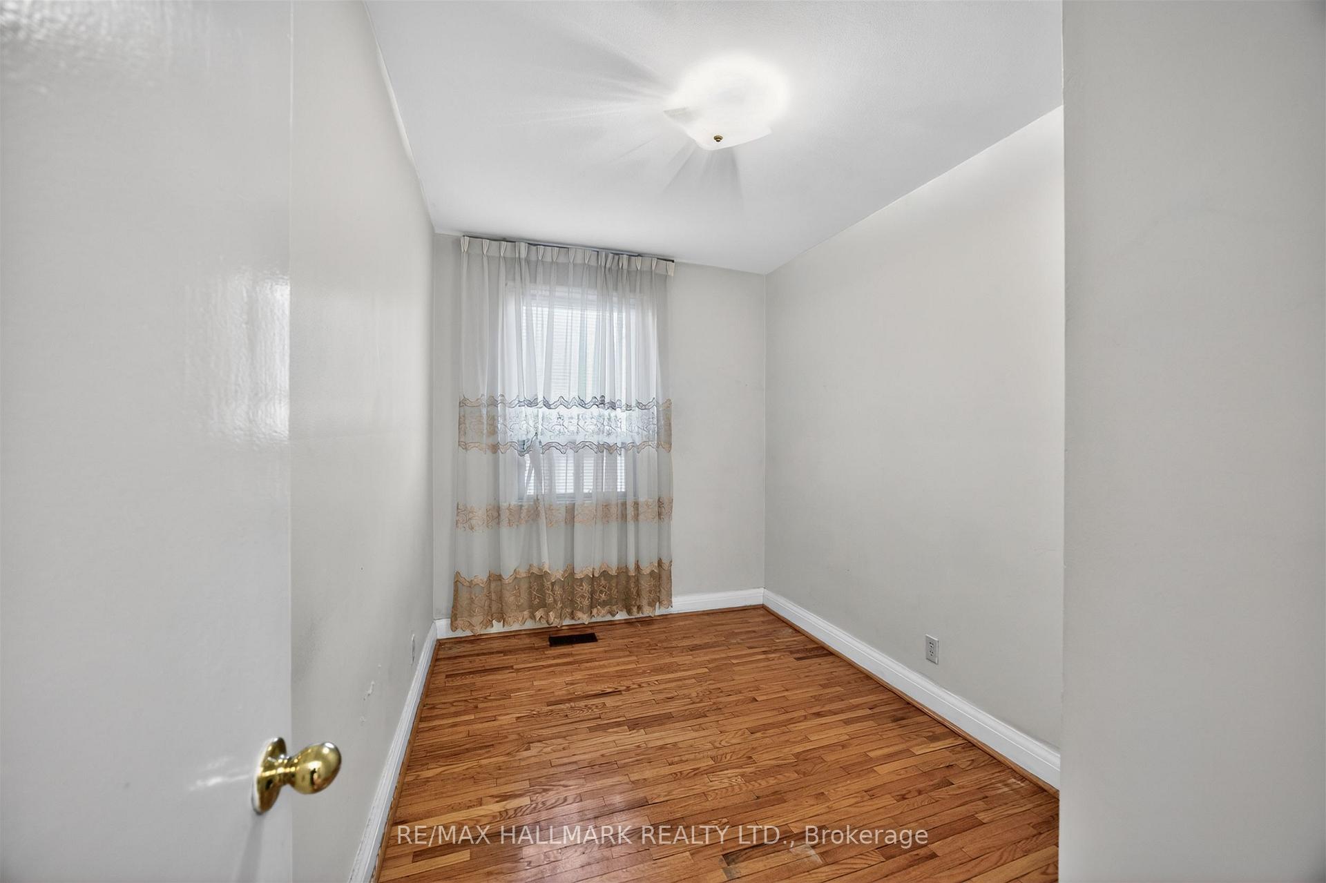 Photo 22 of 50 Dorking Crescent, North York, Downsview-Roding-CFB — HOMEH