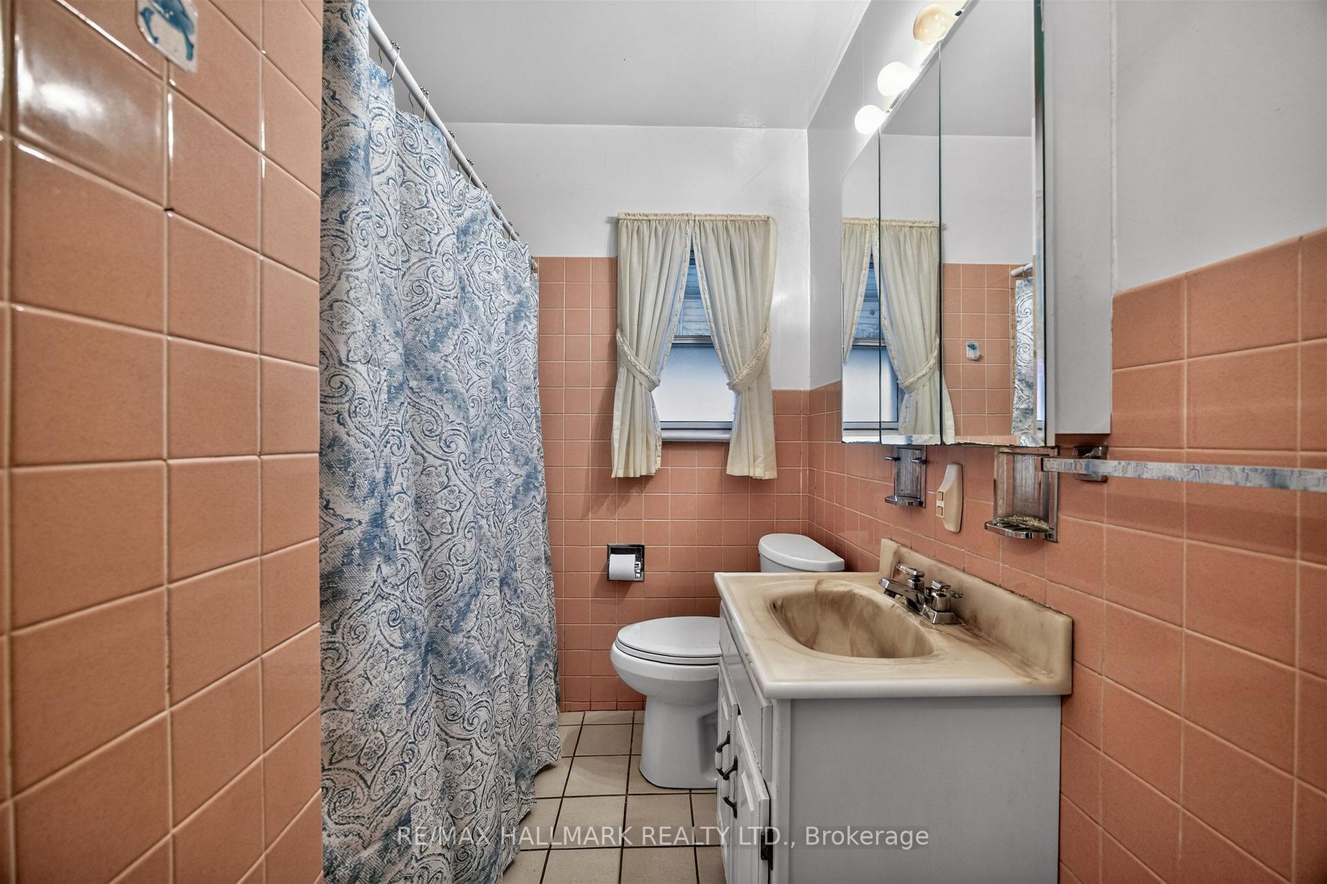 Photo 24 of 50 Dorking Crescent, North York, Downsview-Roding-CFB — HOMEH