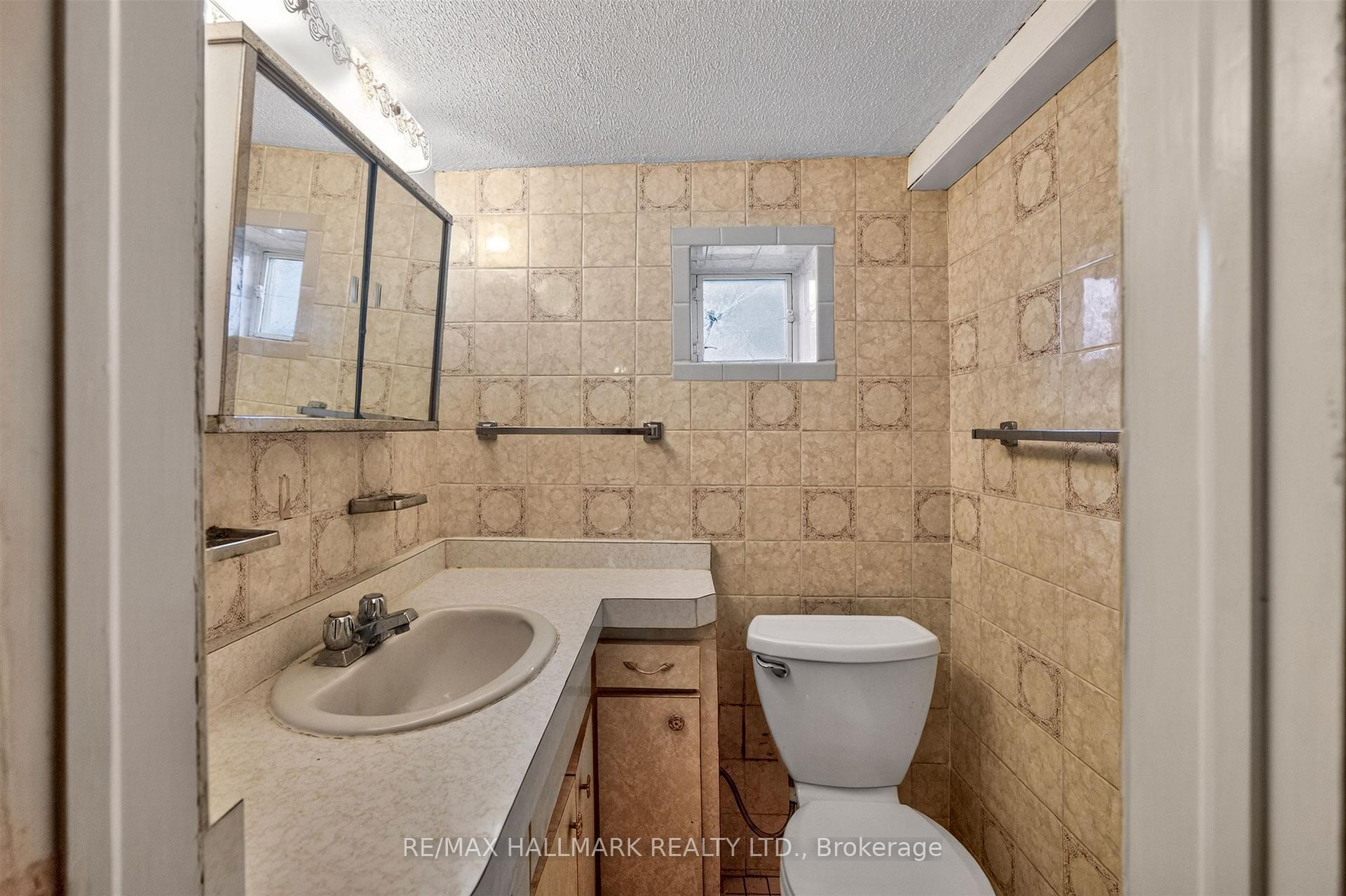 Photo 34 of 50 Dorking Crescent, North York, Downsview-Roding-CFB — HOMEH