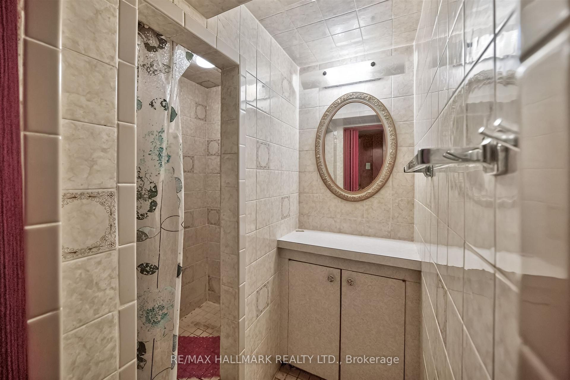 Photo 35 of 50 Dorking Crescent, North York, Downsview-Roding-CFB — HOMEH