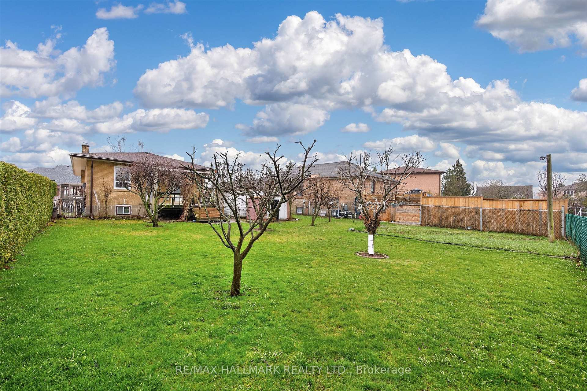 Photo 40 of 50 Dorking Crescent, North York, Downsview-Roding-CFB — HOMEH
