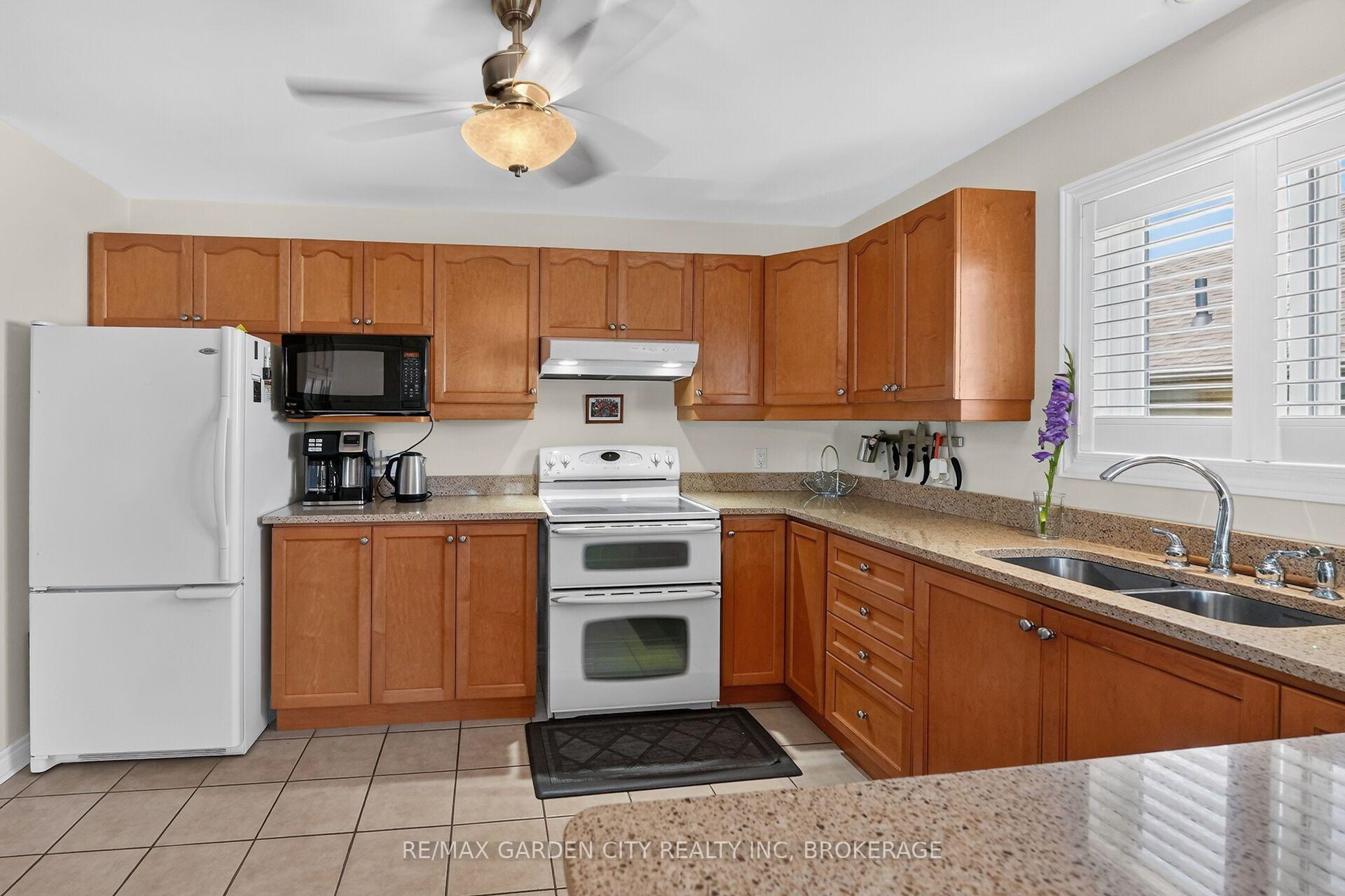 Photo 12 of 4039 Barry Drive, Lincoln, Beamsville — HOMEH