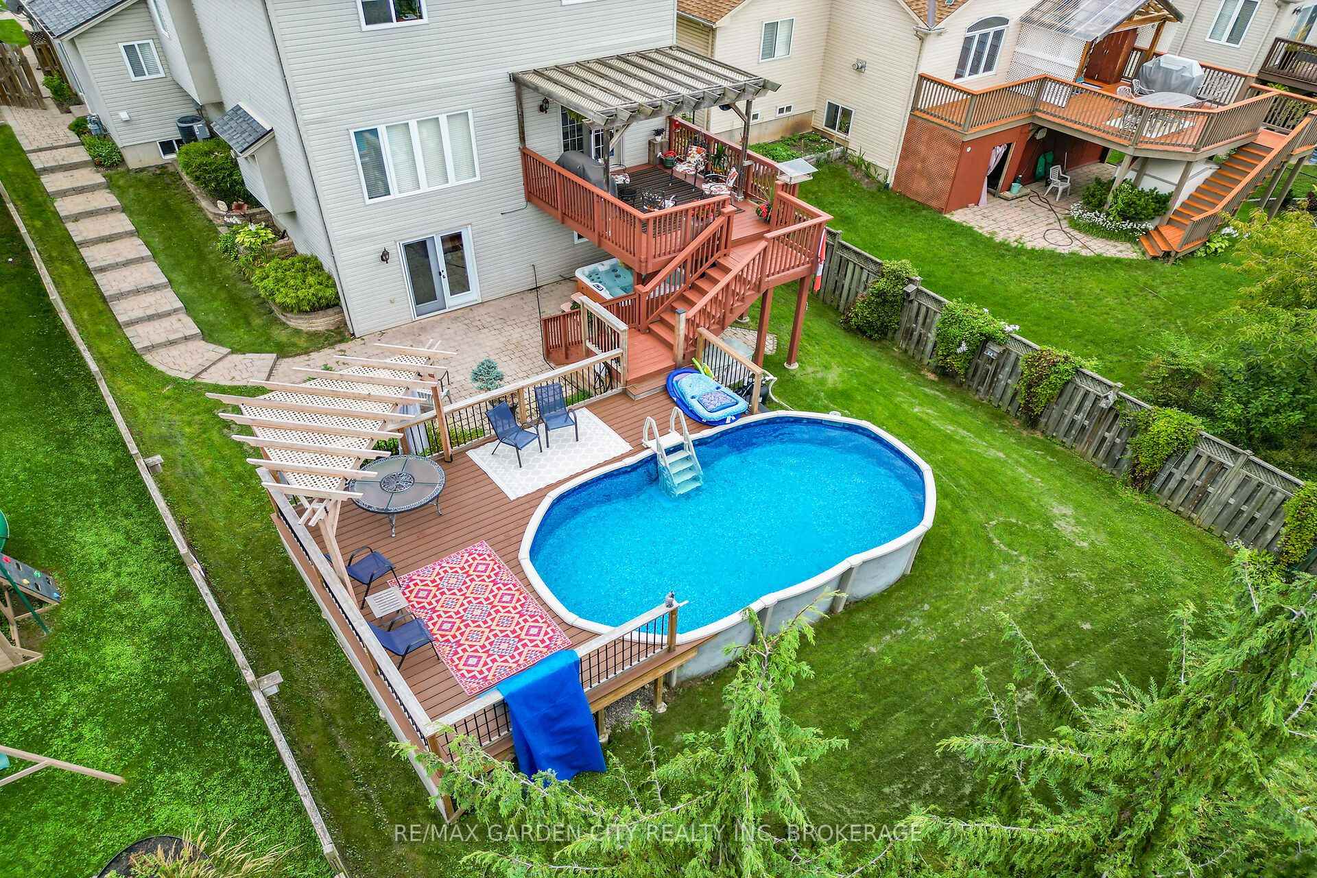 Photo 34 of 4039 Barry Drive, Lincoln, Beamsville — HOMEH
