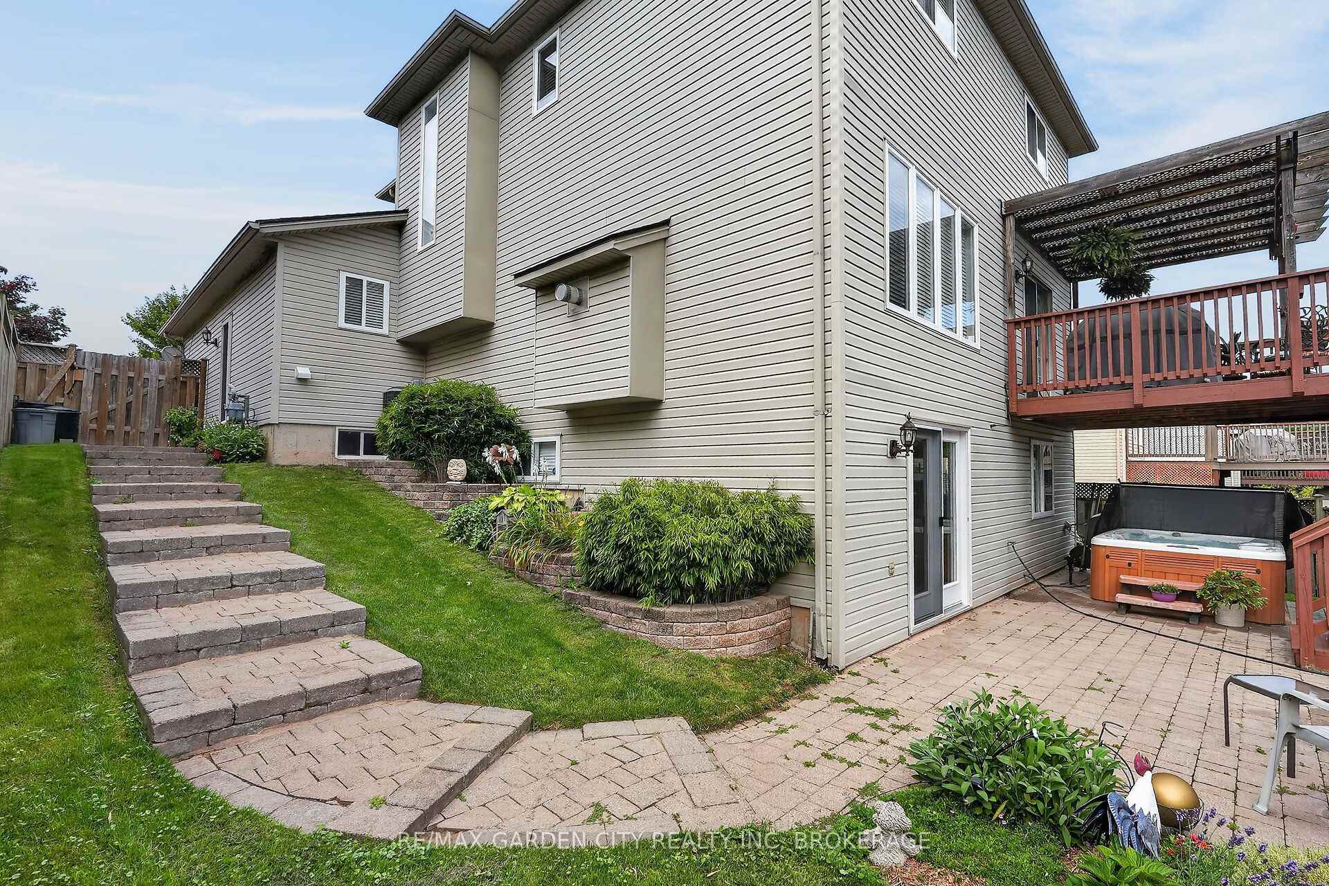 Photo 35 of 4039 Barry Drive, Lincoln, Beamsville — HOMEH