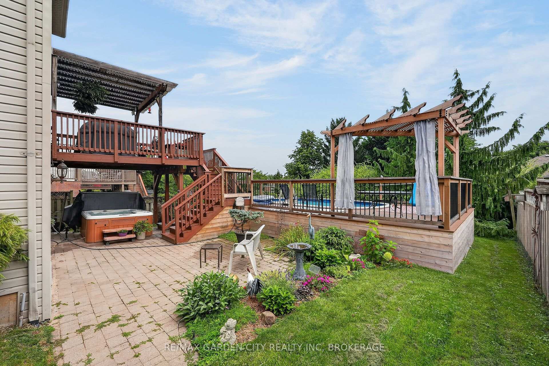 Photo 36 of 4039 Barry Drive, Lincoln, Beamsville — HOMEH