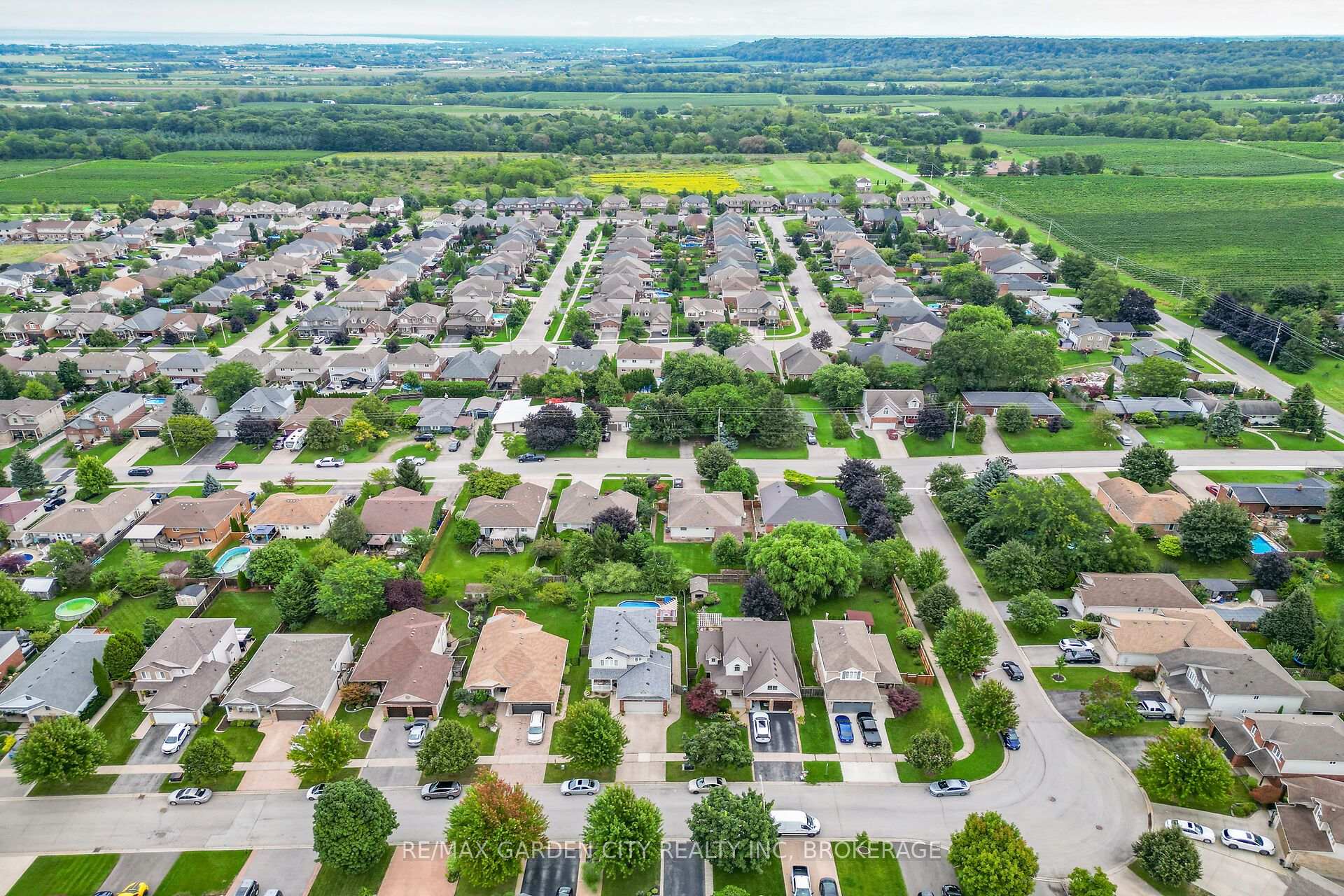 Photo 45 of 4039 Barry Drive, Lincoln, Beamsville — HOMEH