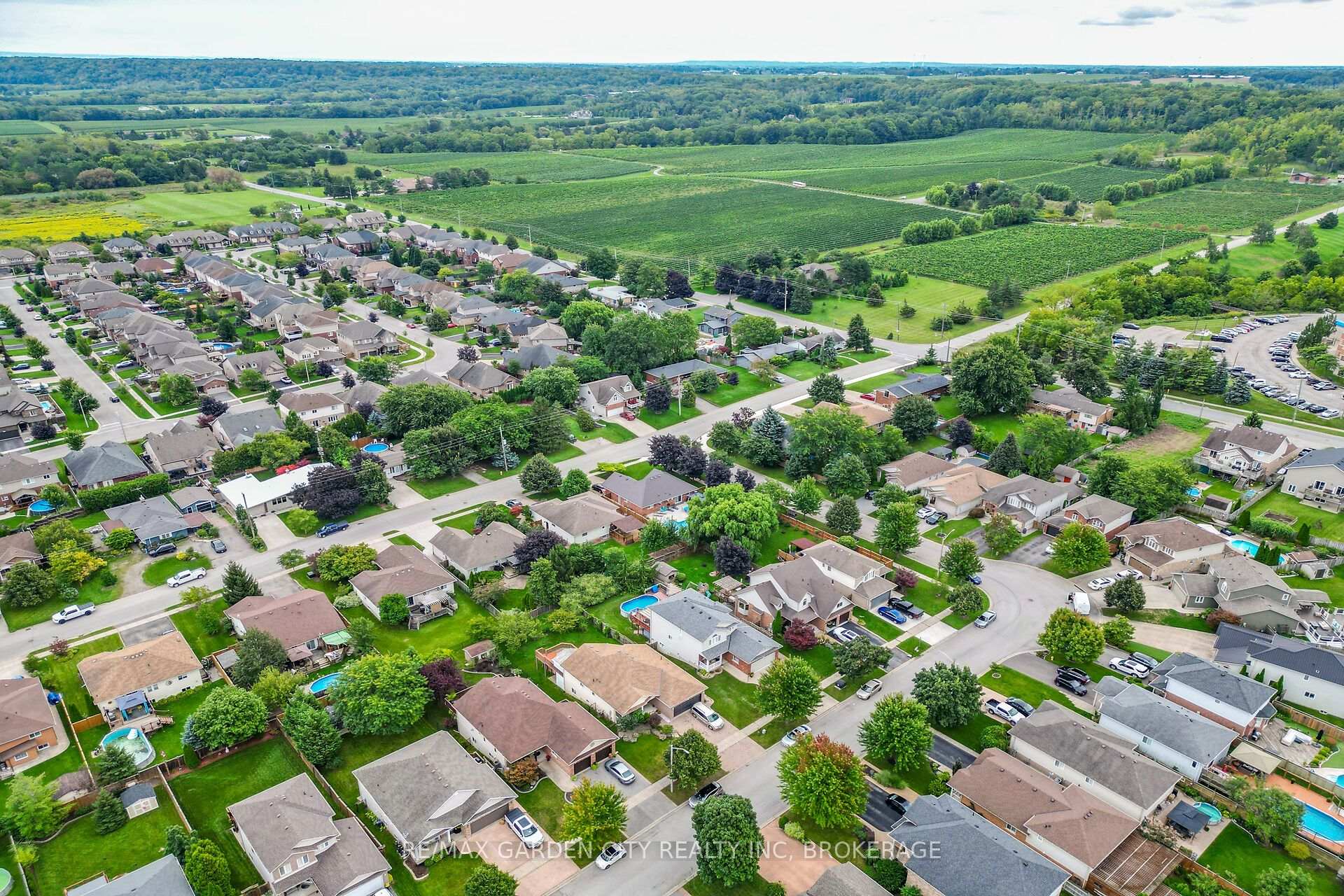 Photo 46 of 4039 Barry Drive, Lincoln, Beamsville — HOMEH