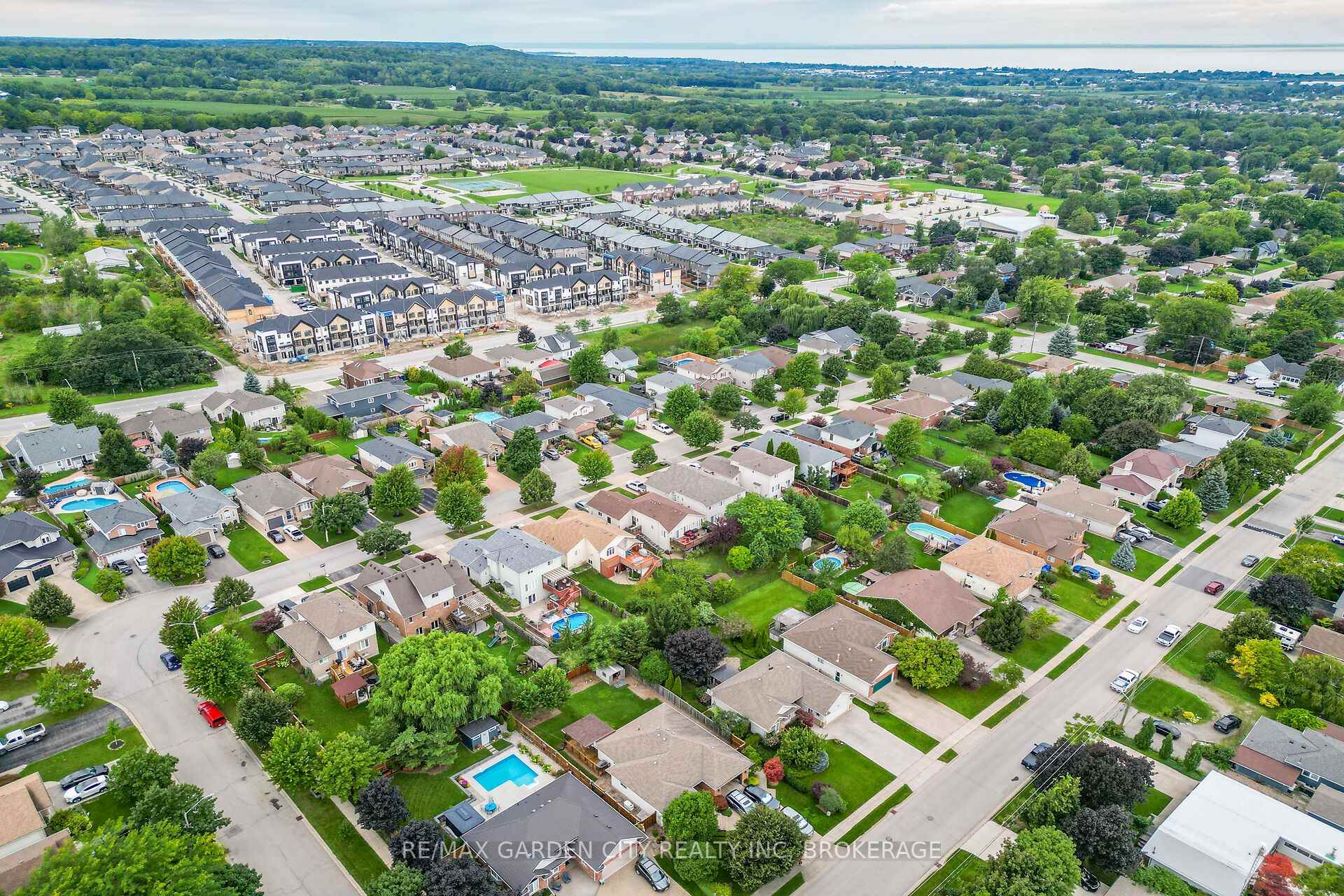 Photo 47 of 4039 Barry Drive, Lincoln, Beamsville — HOMEH