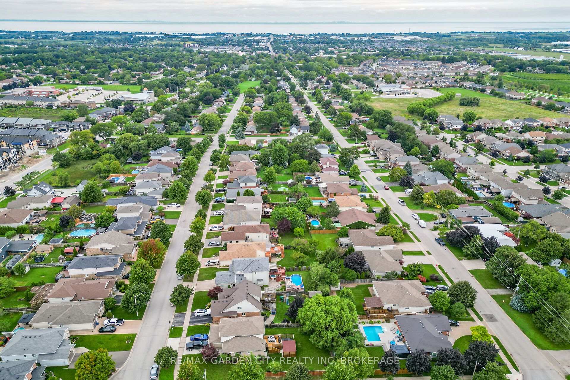 Photo 48 of 4039 Barry Drive, Lincoln, Beamsville — HOMEH