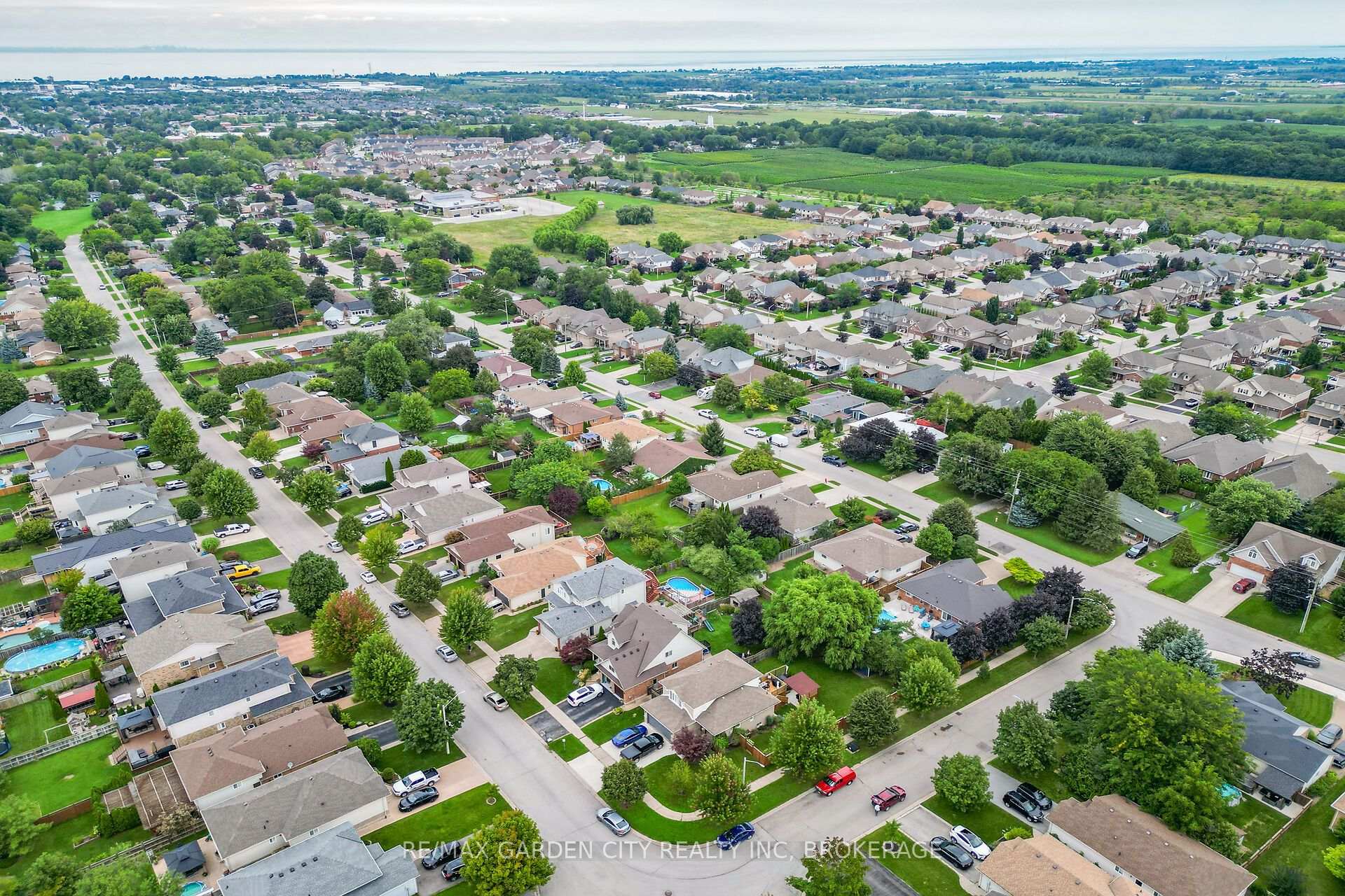 Photo 49 of 4039 Barry Drive, Lincoln, Beamsville — HOMEH