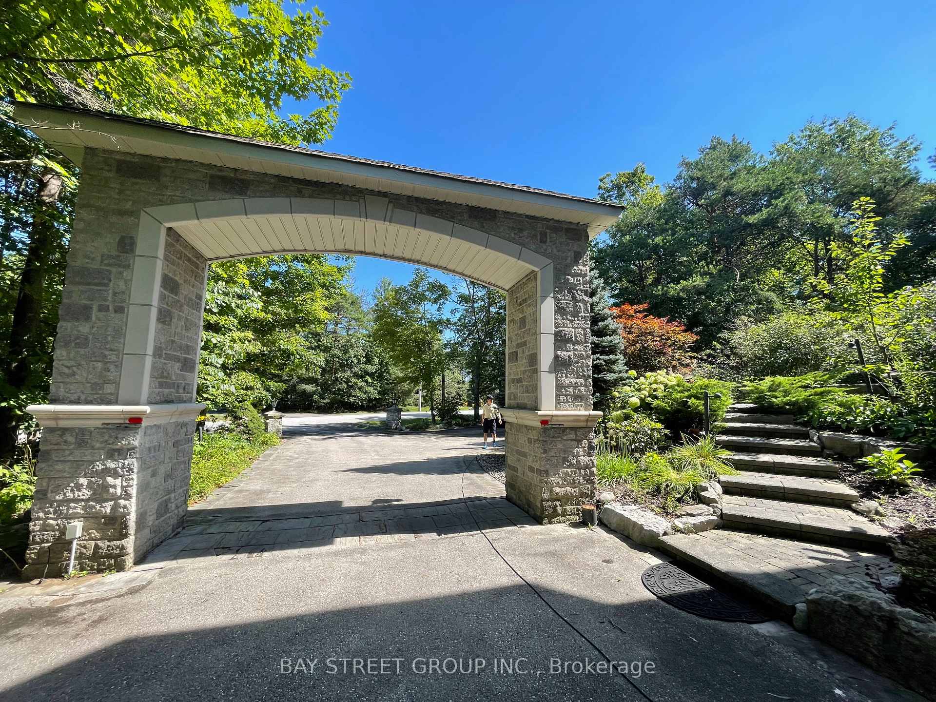 Photo 3 of 42 Loggers Trail, Whitchurch-Stouffville, Stouffville — HOMEH