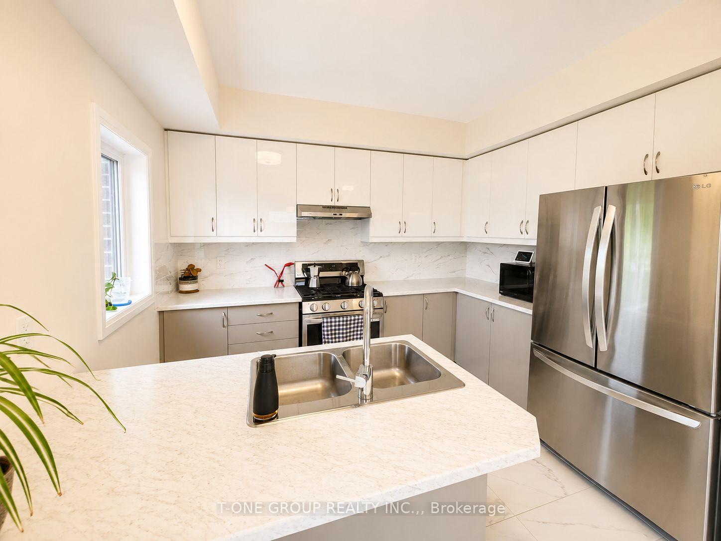 Photo 4 of 80 Fieldridge Cres, Brampton, Sandringham-Wellington North — HOMEH