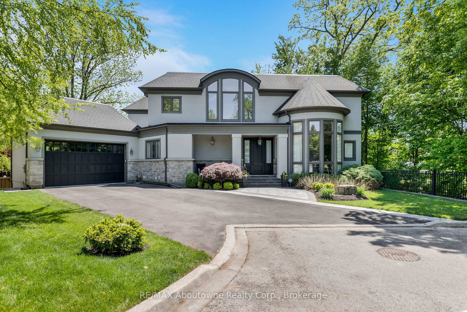 Front of 456 Lakeshore Road W