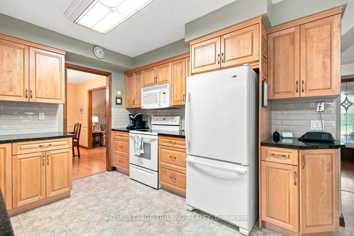 Photo 14 of 7 Glenview Crescent, London, North H — HOMEH