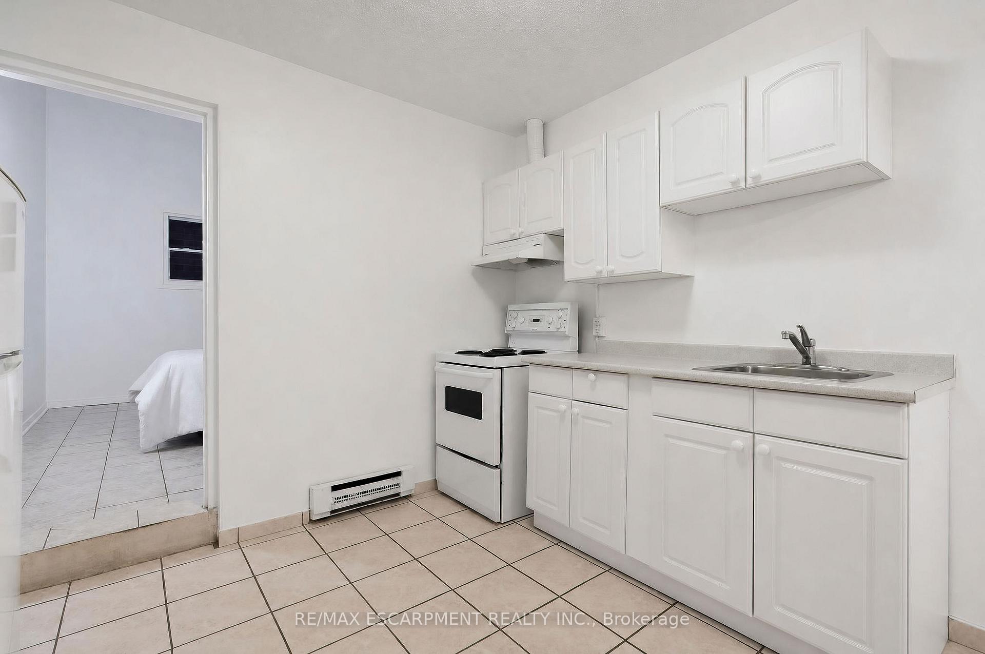 Photo 5 of Unit 9, 492 Kerr Street, Oakville, Central — HOMEH