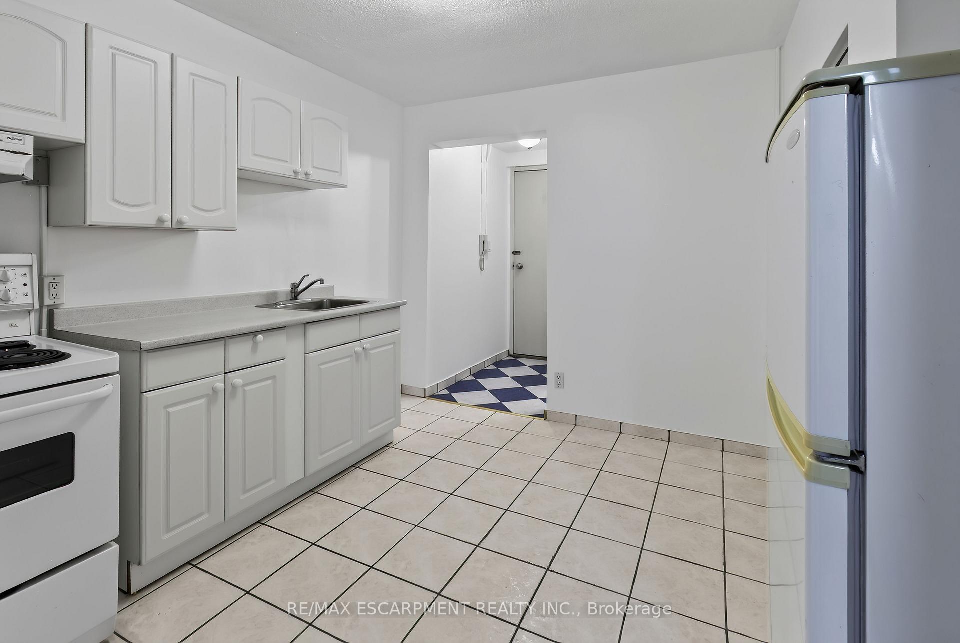 Photo 8 of Unit 9, 492 Kerr Street, Oakville, Central — HOMEH