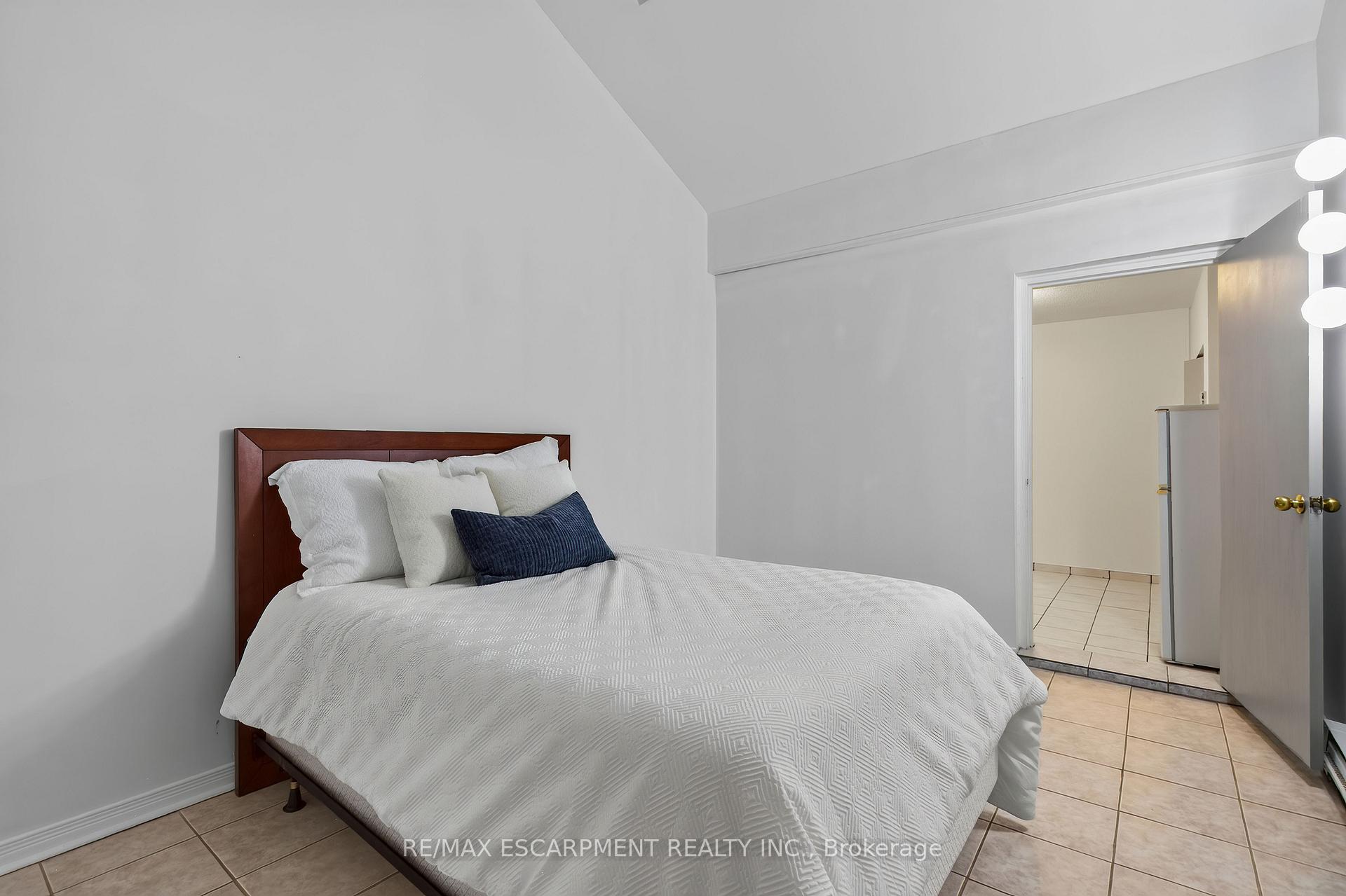 Photo 10 of Unit 9, 492 Kerr Street, Oakville, Central — HOMEH