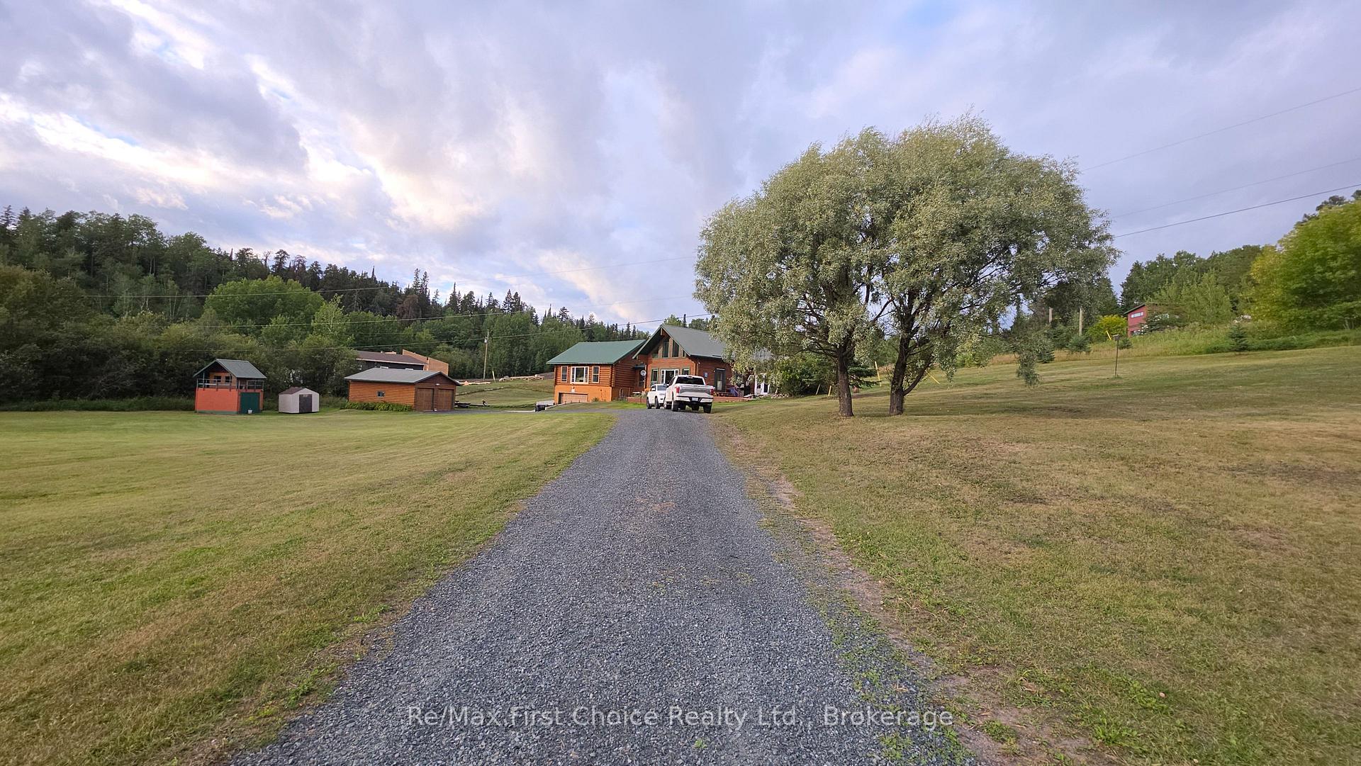 Photo 3 of 812 Essex Road E, Kenora, Kenora Northeast — HOMEH