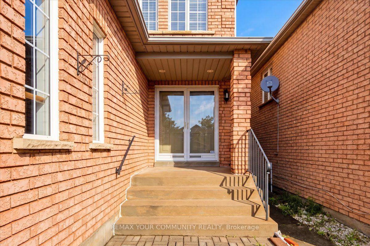 Photo 4 of 129 Colombo Crescent, Vaughan, Maple — HOMEH