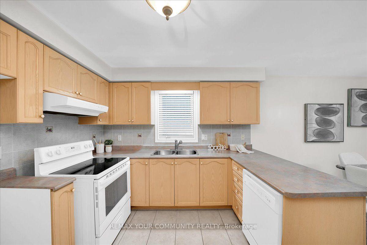Photo 17 of 129 Colombo Crescent, Vaughan, Maple — HOMEH