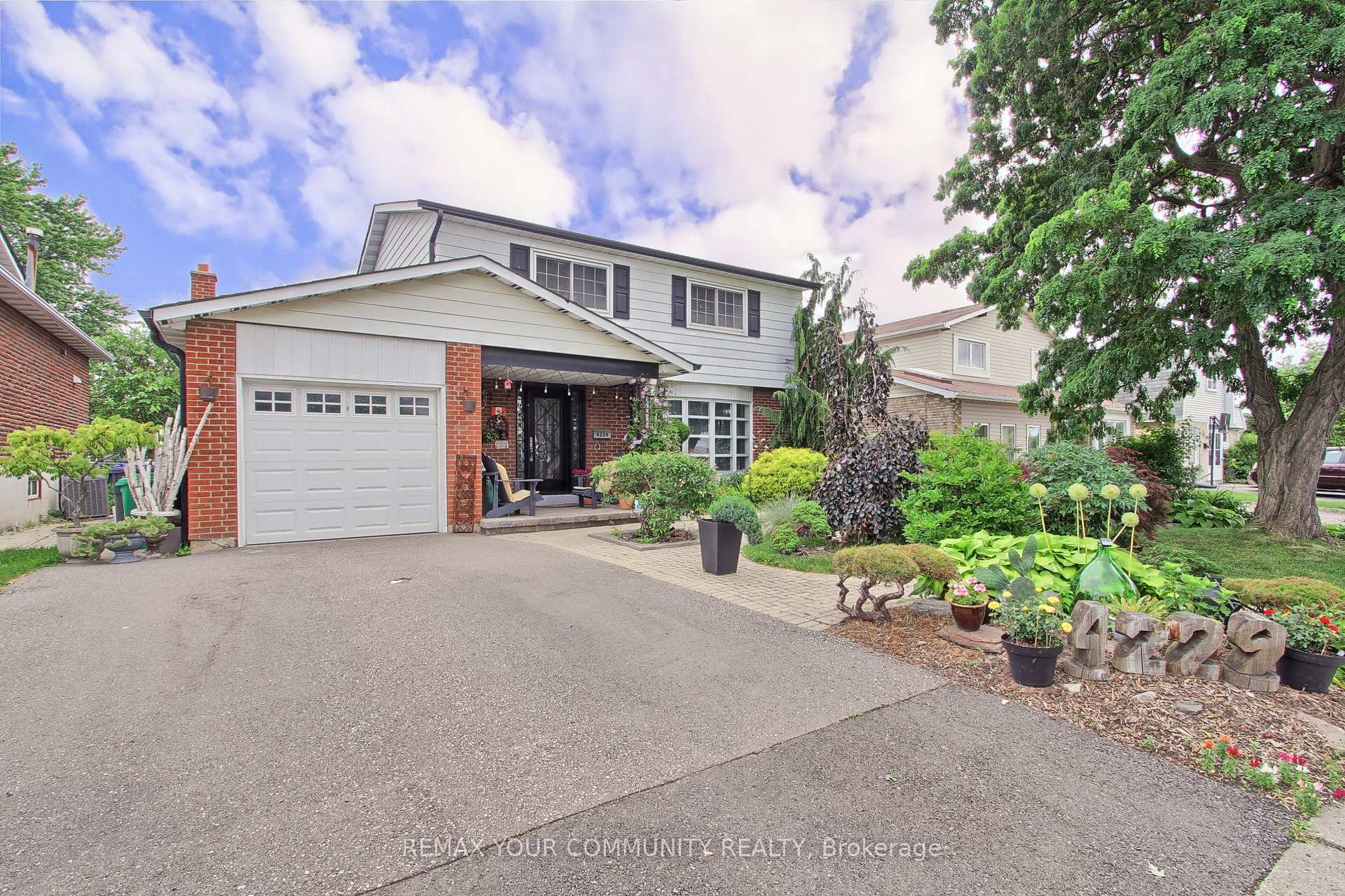 Photo 4 of 4229 Brandon Gate Drive, Mississauga, Malton — HOMEH