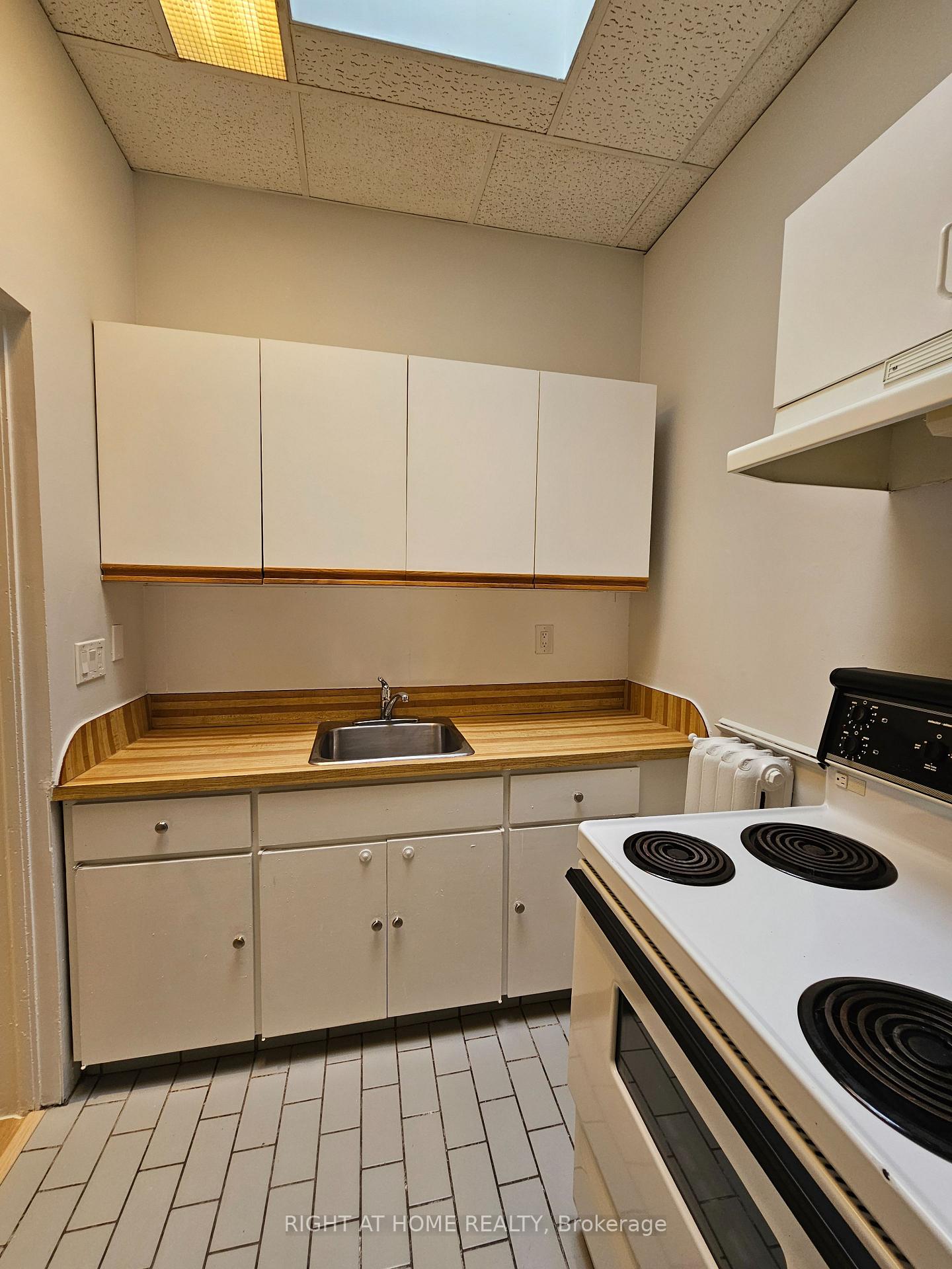 Photo 4 of Unit 6, 516 Yonge Street, Toronto, Church-Yonge Corridor — HOMEH