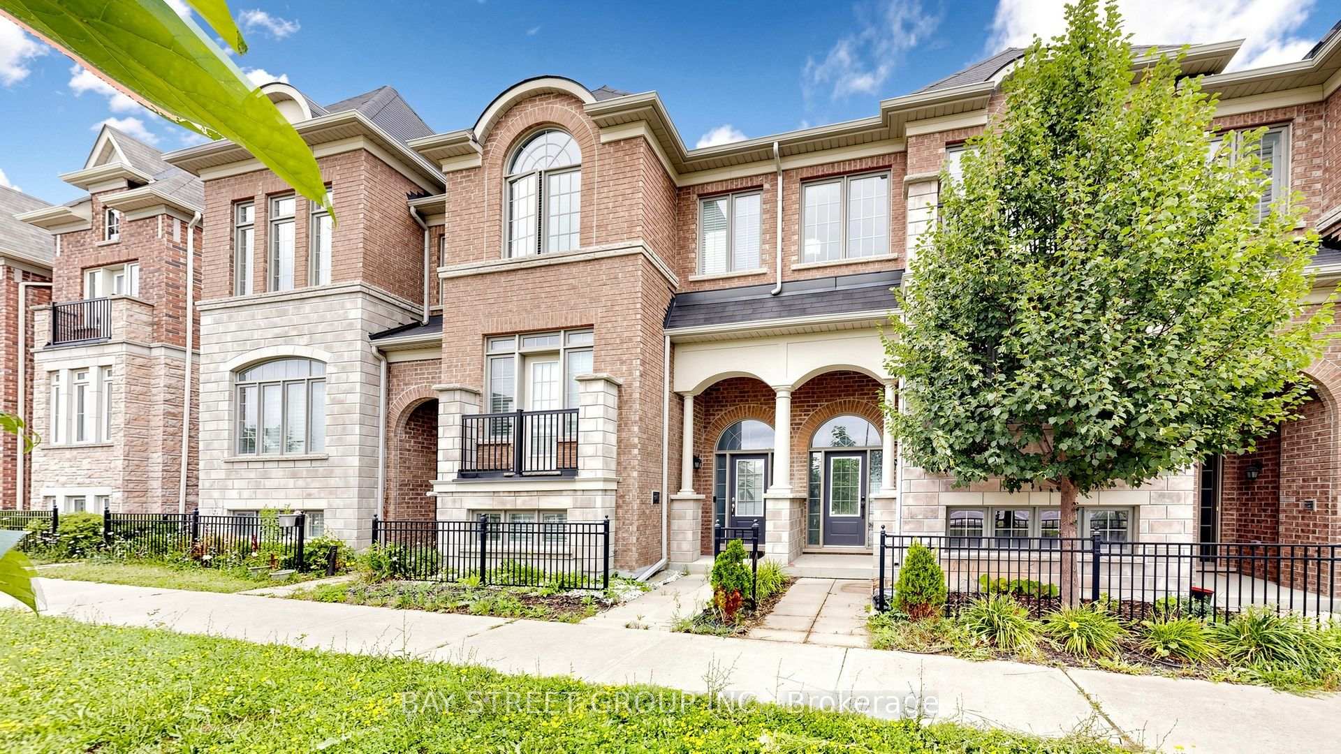 Photo 2 of 35 Sharbot Lane, Markham, Greensborough — HOMEH