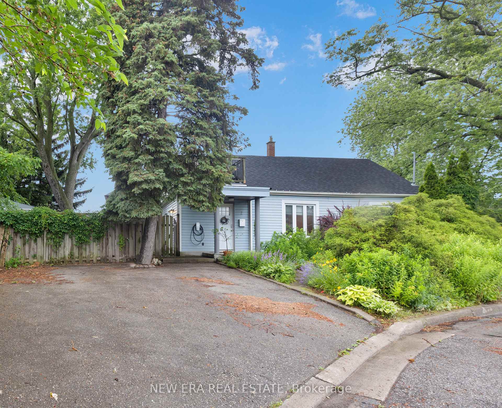 Photo 3 of 2 Foch Avenue, Etobicoke, Alderwood — HOMEH