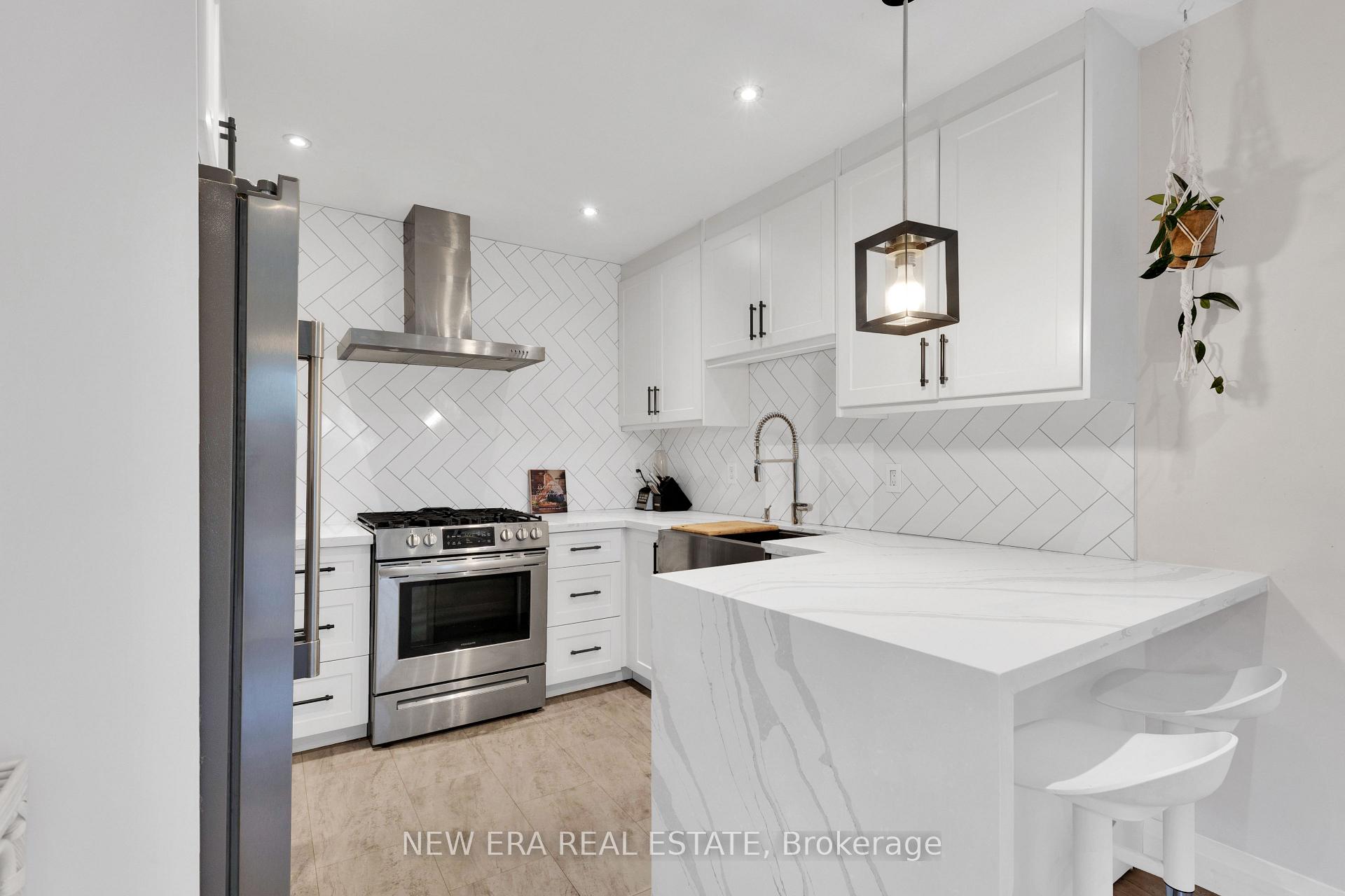 Photo 6 of 2 Foch Avenue, Etobicoke, Alderwood — HOMEH