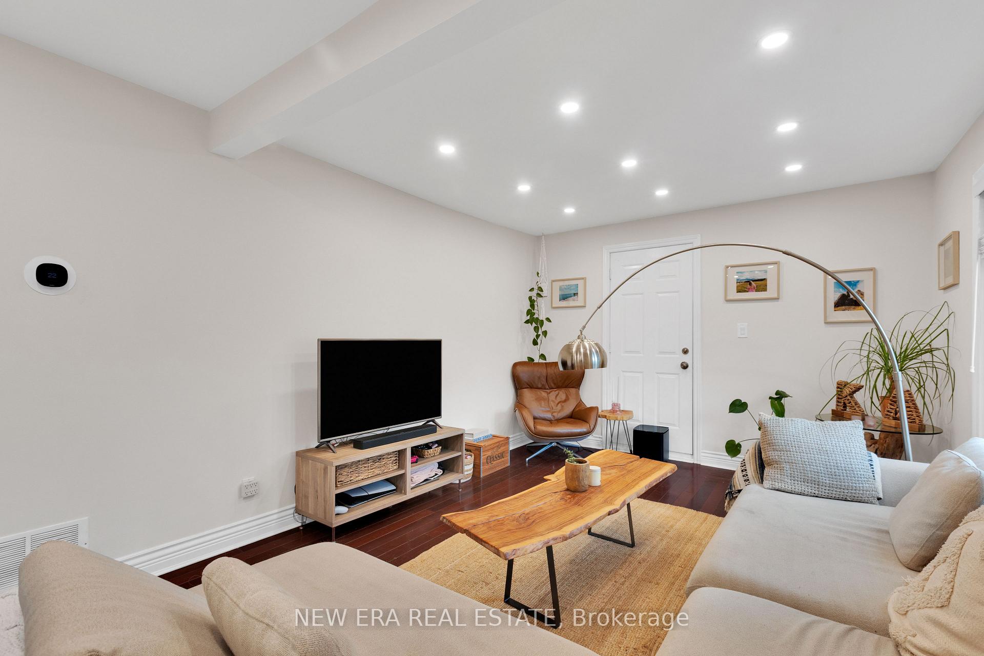 Photo 14 of 2 Foch Avenue, Etobicoke, Alderwood — HOMEH