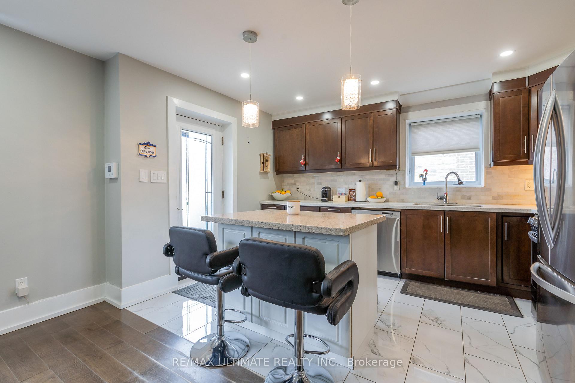 Photo 3 of 14 Nordale Crescent, North York, Brookhaven-Amesbury — HOMEH