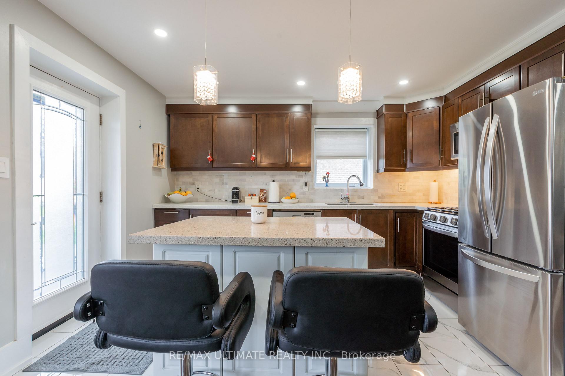 Photo 5 of 14 Nordale Crescent, North York, Brookhaven-Amesbury — HOMEH