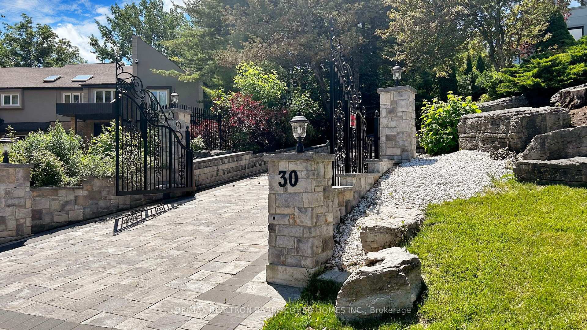 Photo 2 of 30 Marcus Court, Vaughan, Rural Vaughan — HOMEH