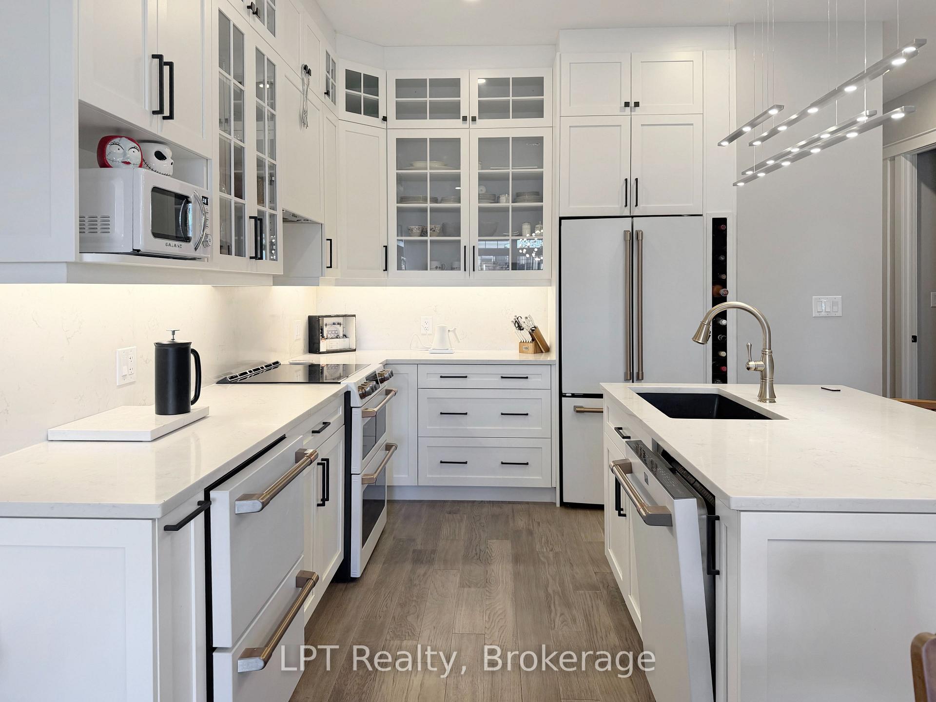 Photo 5 of Unit 201, 17 Cleave Avenue, Prince Edward County, Picton — HOMEH
