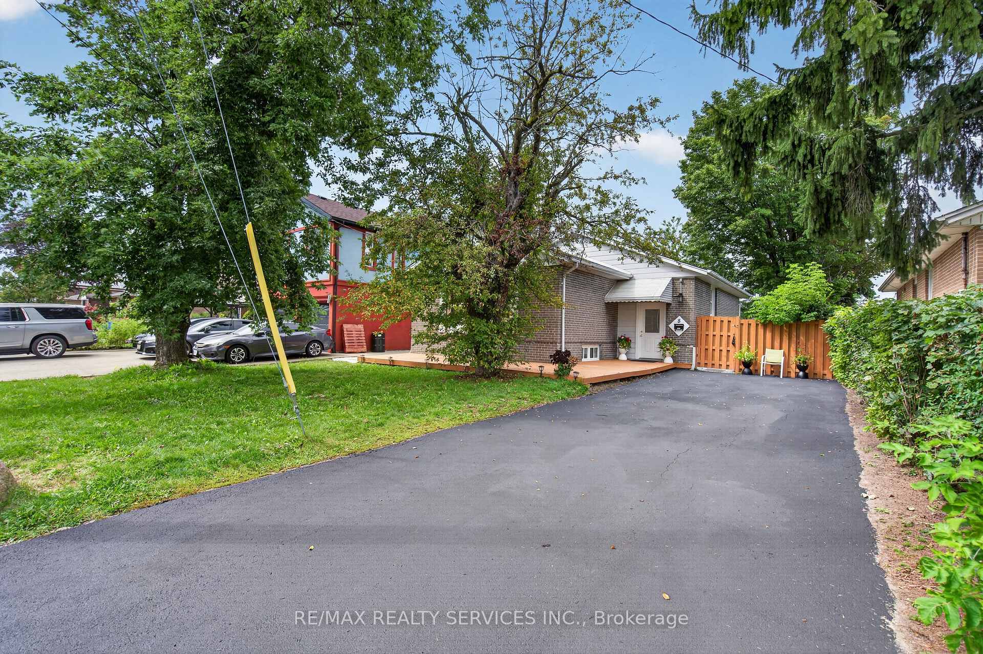 Photo 2 of 8 Leneck Avenue, Brampton, Northwood Park — HOMEH