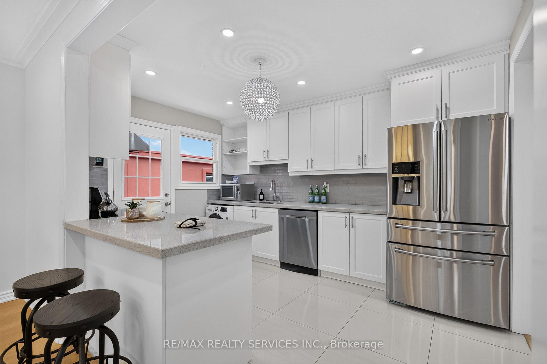 Photo 15 of 8 Leneck Avenue, Brampton, Northwood Park — HOMEH