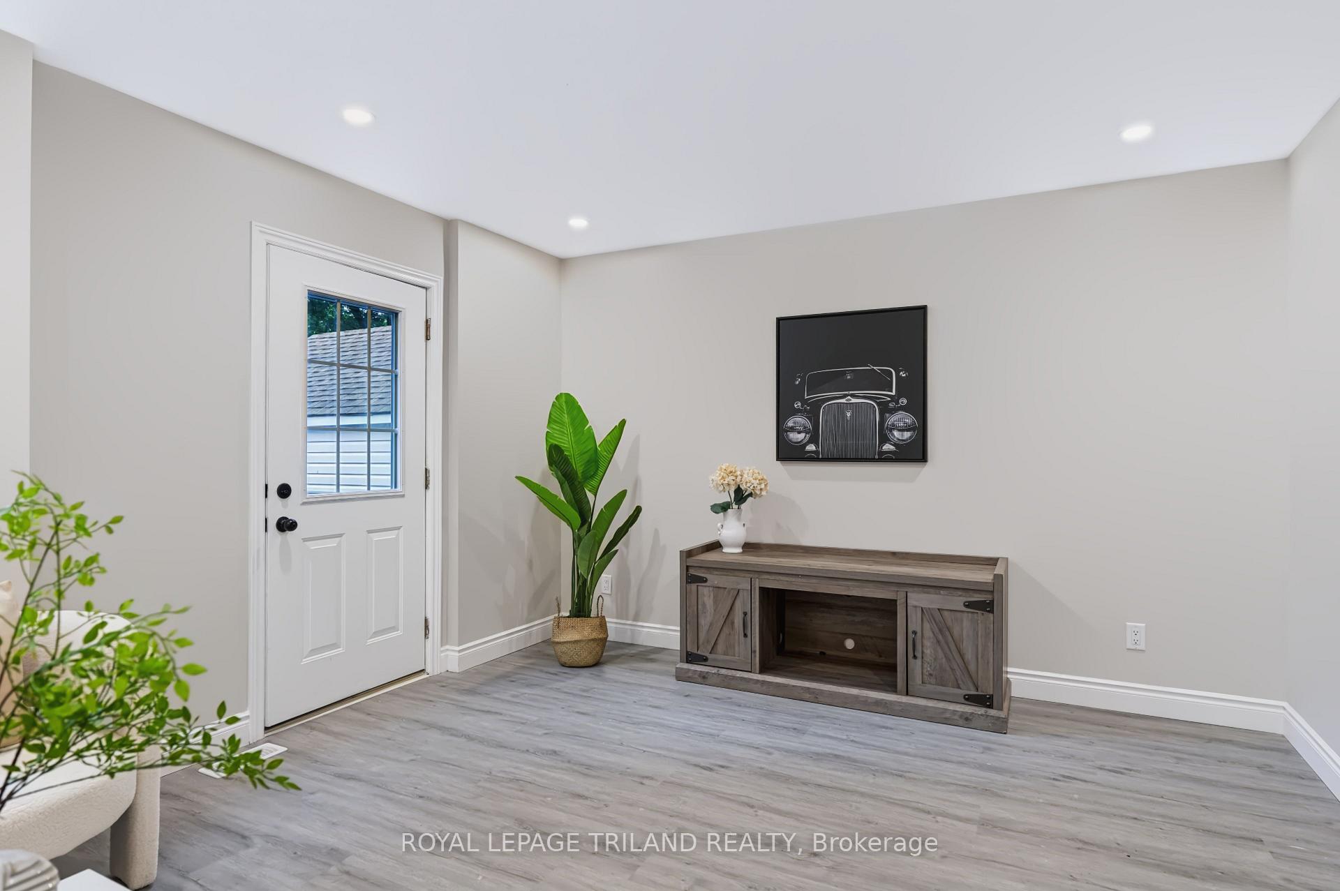 Photo 14 of 55 Mohegan Crescent, London, East D — HOMEH