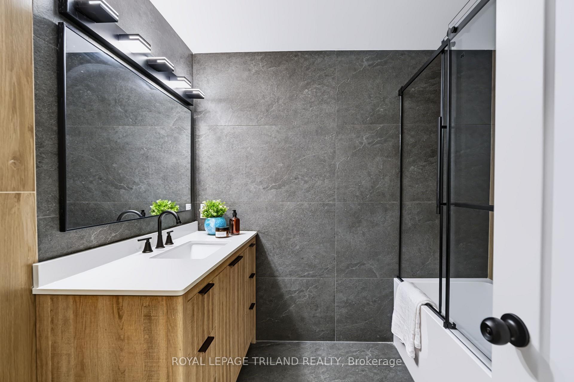 Photo 19 of 55 Mohegan Crescent, London, East D — HOMEH