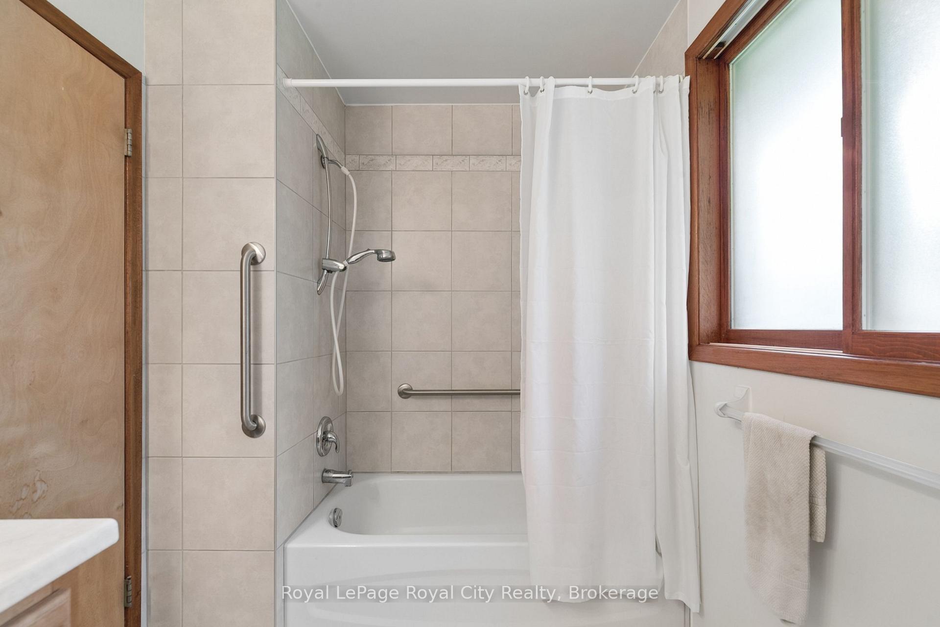 Photo 11 of 25 Kron Drive, Guelph, Kortright West — HOMEH