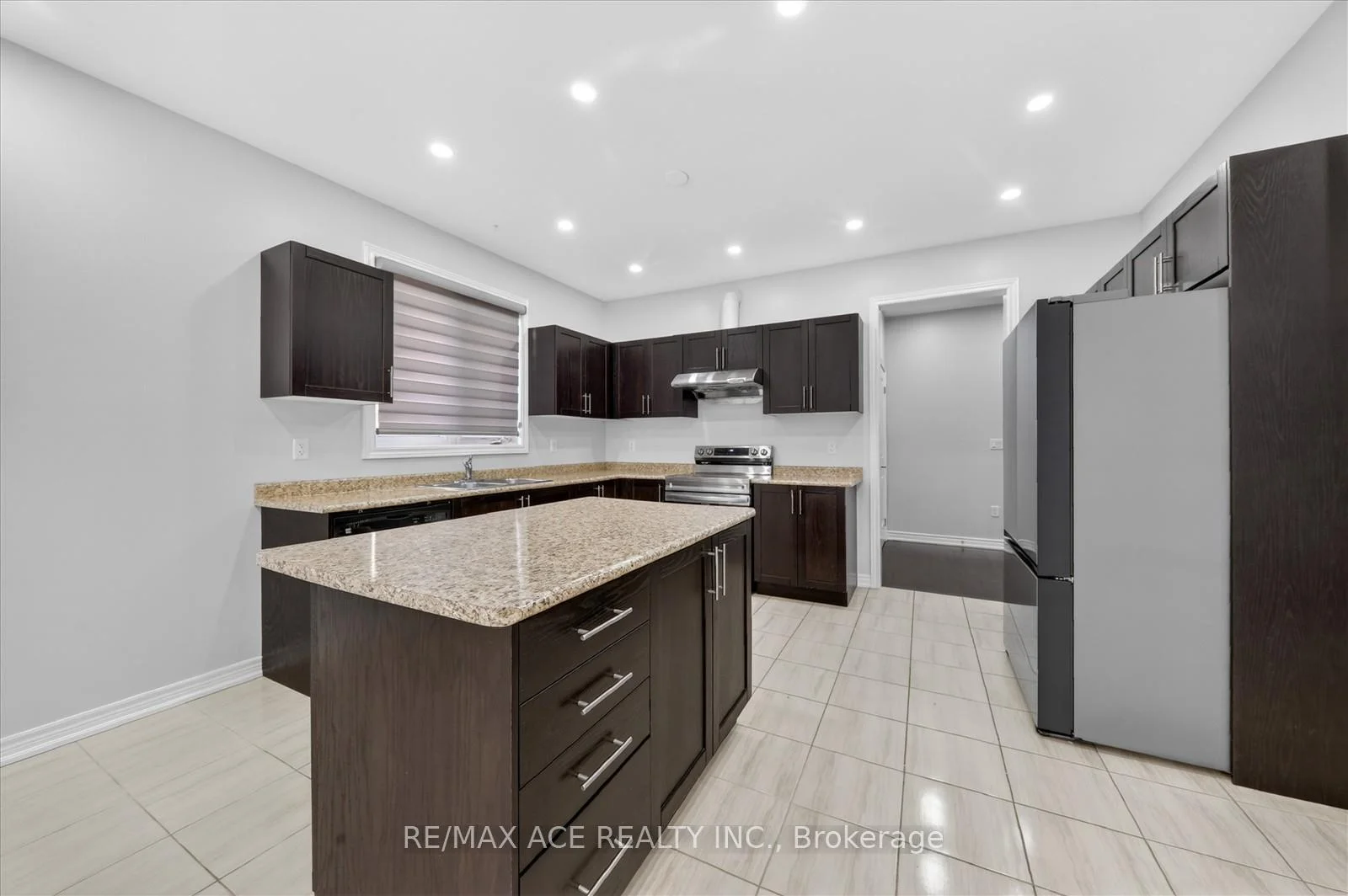 Photo 34 of 10 Gusul Avenue, Clarington, Newcastle — HOMEH