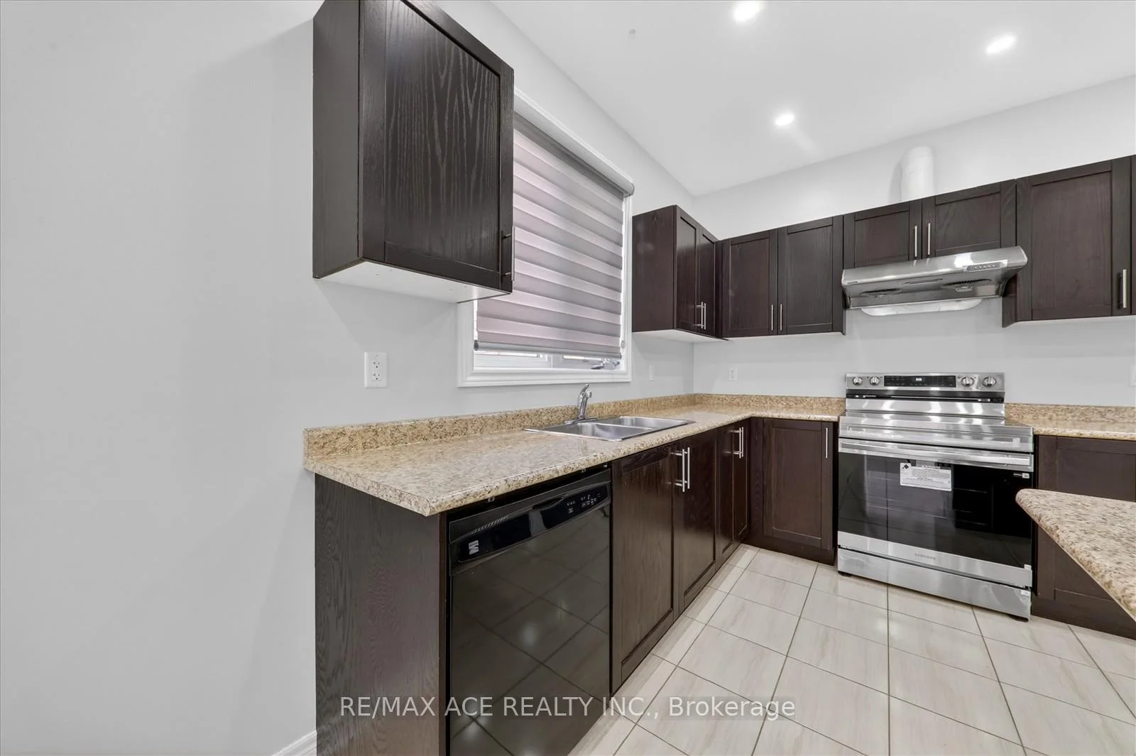 Photo 36 of 10 Gusul Avenue, Clarington, Newcastle — HOMEH