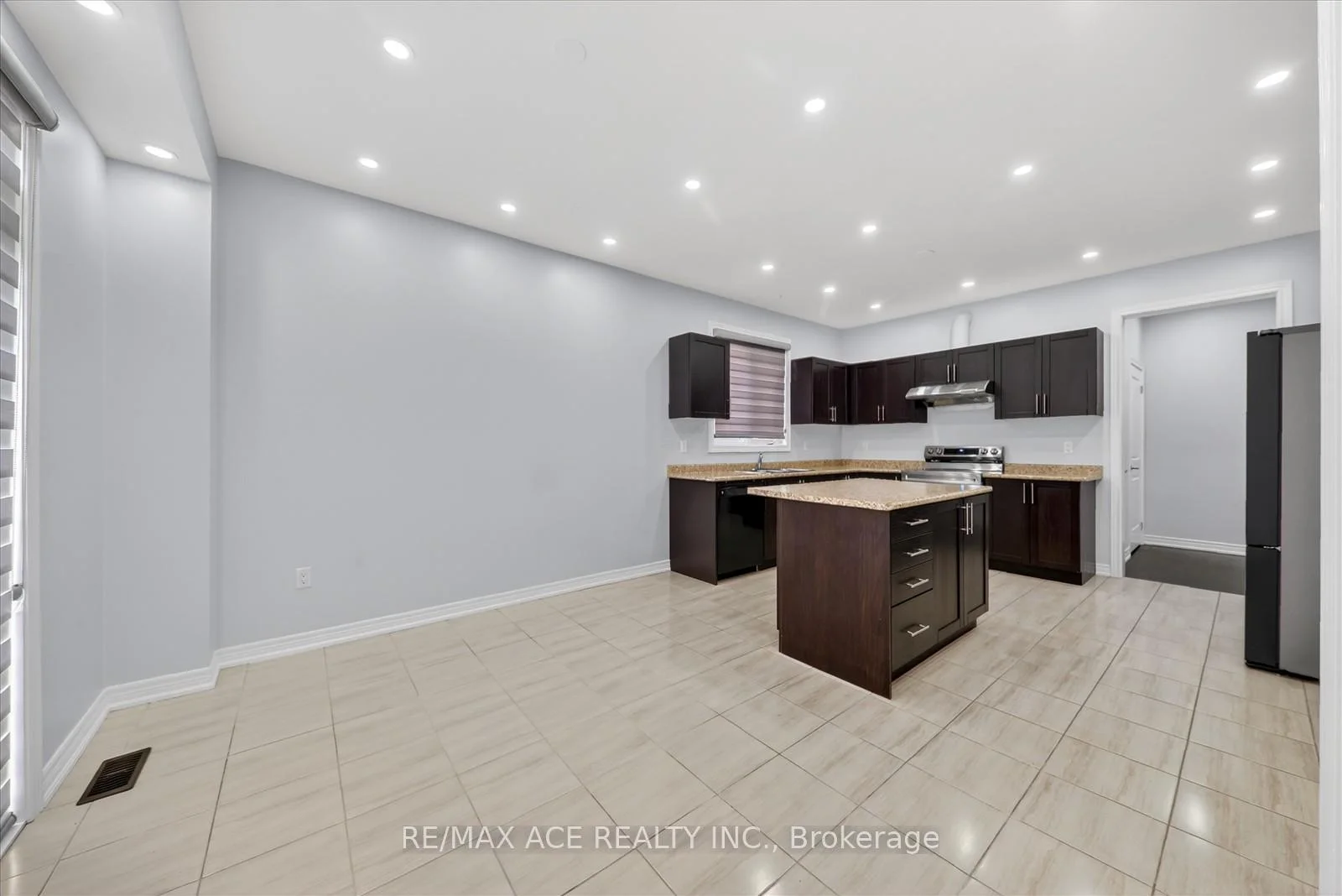 Photo 42 of 10 Gusul Avenue, Clarington, Newcastle — HOMEH